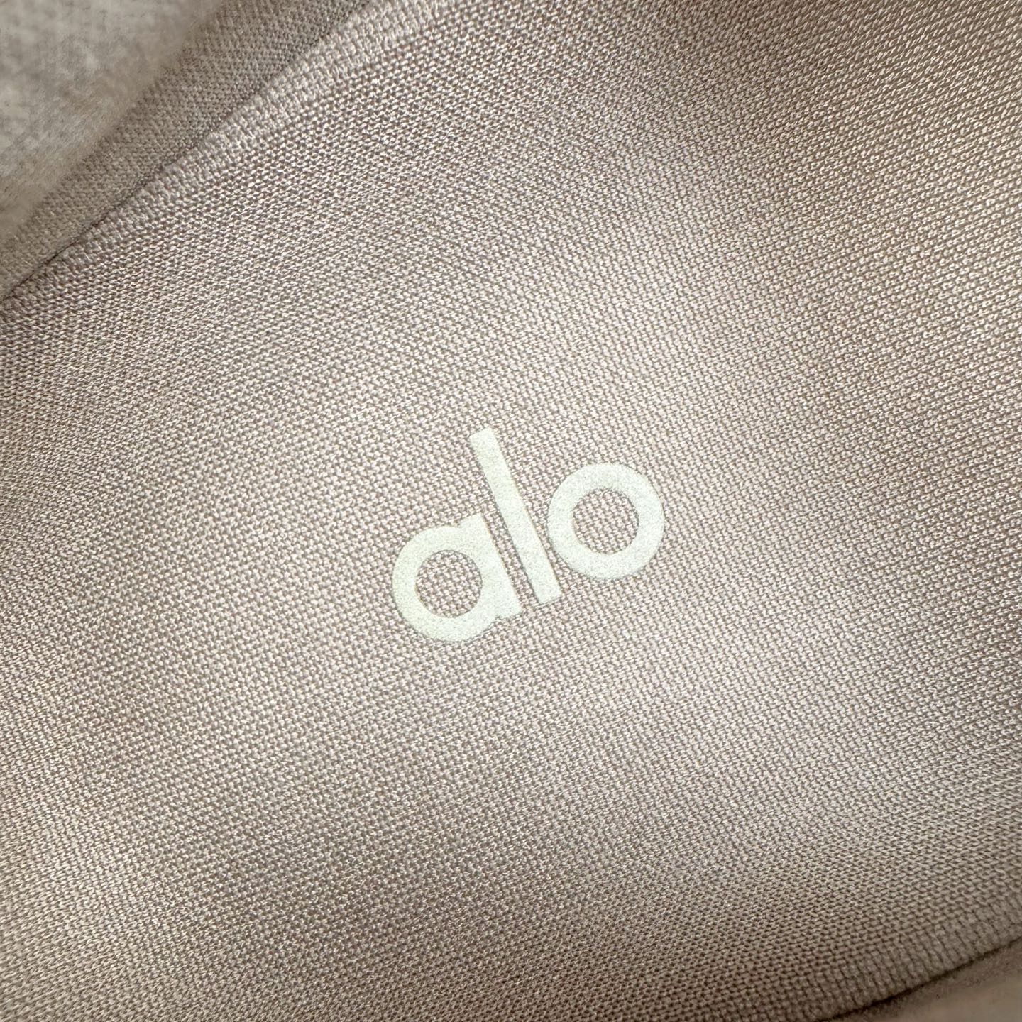 图片[12]-＃Lw纯原 Alo yoga Alo Runner 舒适百搭防滑耐磨低帮跑步鞋 Alo Yoga于2007年创立于洛杉矶，意在传播有意识的运动，同时激发人们的健康意识与创造力。品牌的核心理念在于制作能够带来完美体验的瑜伽服饰与功能性单品，让有意识的运动触入并改变生活。Alo Yoga将其设计延伸到日常服饰概念，坚持不懈地捕捉当代时尚潮流，将品牌的运动美学理念、精致前卫的设计与舒适功能面料完美结合。与此同时，Alo Yoga的设计受到了时尚界人士与名人们的追捧，Talor Swift、Kendall Jenner等街拍照片中都曾出现品牌不同单品的身影。尺码：36 36.5 37.5 38 38.5 39 40 40.5 41 42 42.5 43 44 44.5 45-选品中心