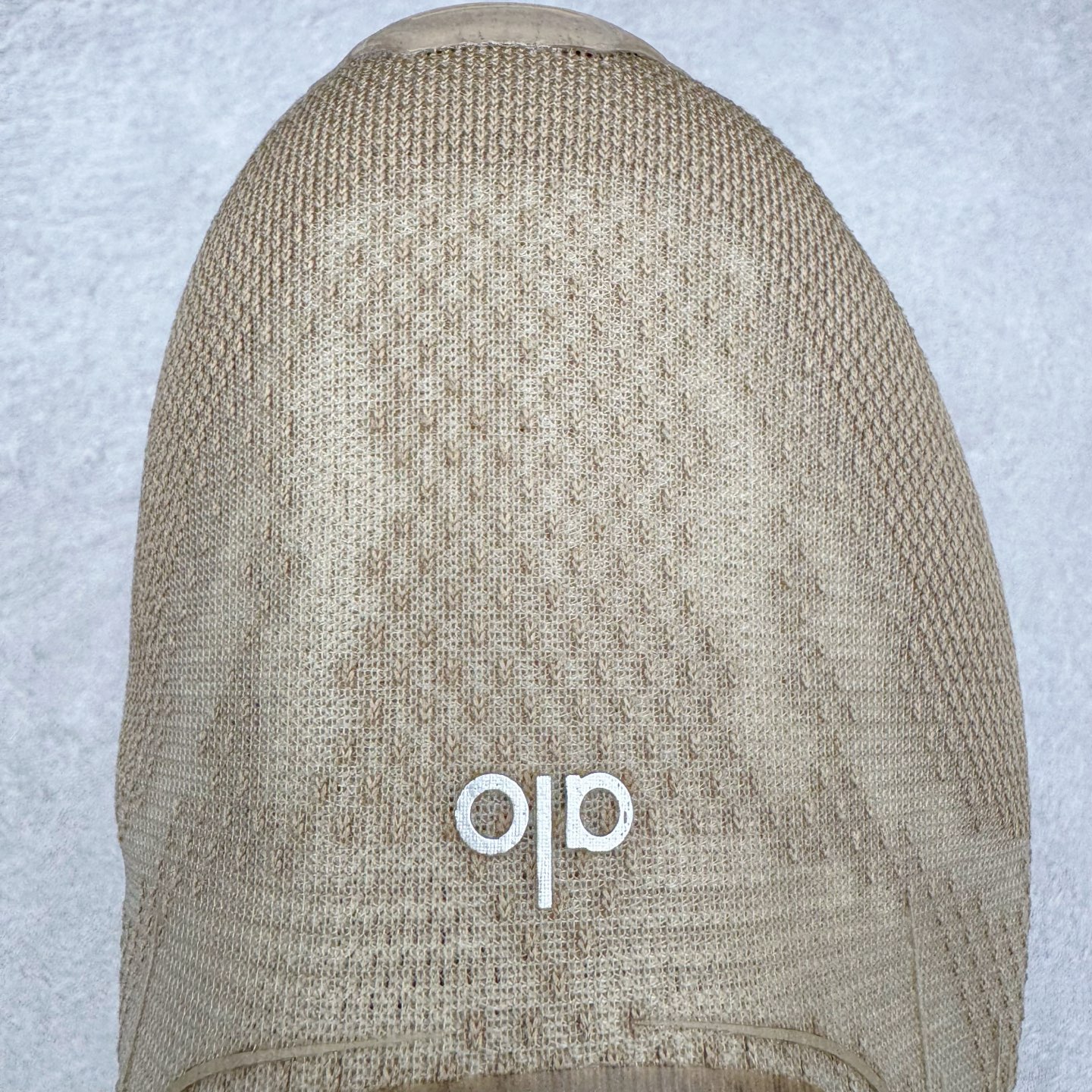 图片[15]-＃Lw纯原 Alo yoga Alo Runner 舒适百搭防滑耐磨低帮跑步鞋 Alo Yoga于2007年创立于洛杉矶，意在传播有意识的运动，同时激发人们的健康意识与创造力。品牌的核心理念在于制作能够带来完美体验的瑜伽服饰与功能性单品，让有意识的运动触入并改变生活。Alo Yoga将其设计延伸到日常服饰概念，坚持不懈地捕捉当代时尚潮流，将品牌的运动美学理念、精致前卫的设计与舒适功能面料完美结合。与此同时，Alo Yoga的设计受到了时尚界人士与名人们的追捧，Talor Swift、Kendall Jenner等街拍照片中都曾出现品牌不同单品的身影。尺码：36 36.5 37.5 38 38.5 39 40 40.5 41 42 42.5 43 44 44.5 45-选品中心