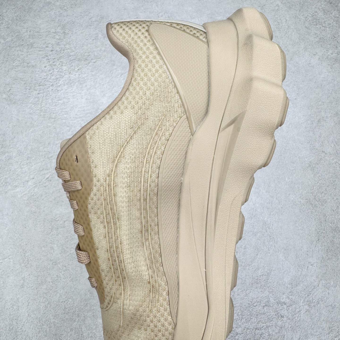 图片[7]-＃Lw纯原 Alo yoga Alo Runner 舒适百搭防滑耐磨低帮跑步鞋 Alo Yoga于2007年创立于洛杉矶，意在传播有意识的运动，同时激发人们的健康意识与创造力。品牌的核心理念在于制作能够带来完美体验的瑜伽服饰与功能性单品，让有意识的运动触入并改变生活。Alo Yoga将其设计延伸到日常服饰概念，坚持不懈地捕捉当代时尚潮流，将品牌的运动美学理念、精致前卫的设计与舒适功能面料完美结合。与此同时，Alo Yoga的设计受到了时尚界人士与名人们的追捧，Talor Swift、Kendall Jenner等街拍照片中都曾出现品牌不同单品的身影。尺码：36 36.5 37.5 38 38.5 39 40 40.5 41 42 42.5 43 44 44.5 45-选品中心