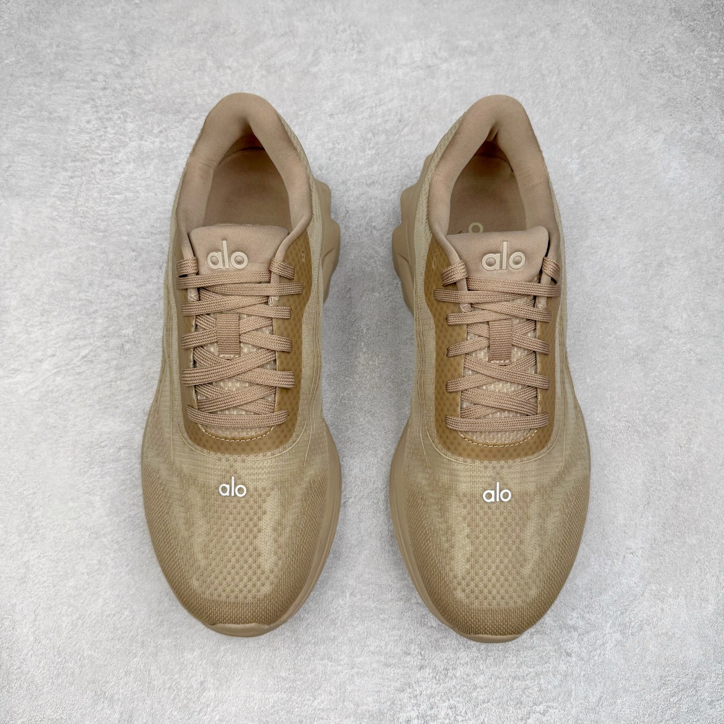 图片[2]-＃Lw纯原 Alo yoga Alo Runner 舒适百搭防滑耐磨低帮跑步鞋 Alo Yoga于2007年创立于洛杉矶，意在传播有意识的运动，同时激发人们的健康意识与创造力。品牌的核心理念在于制作能够带来完美体验的瑜伽服饰与功能性单品，让有意识的运动触入并改变生活。Alo Yoga将其设计延伸到日常服饰概念，坚持不懈地捕捉当代时尚潮流，将品牌的运动美学理念、精致前卫的设计与舒适功能面料完美结合。与此同时，Alo Yoga的设计受到了时尚界人士与名人们的追捧，Talor Swift、Kendall Jenner等街拍照片中都曾出现品牌不同单品的身影。尺码：36 36.5 37.5 38 38.5 39 40 40.5 41 42 42.5 43 44 44.5 45-选品中心
