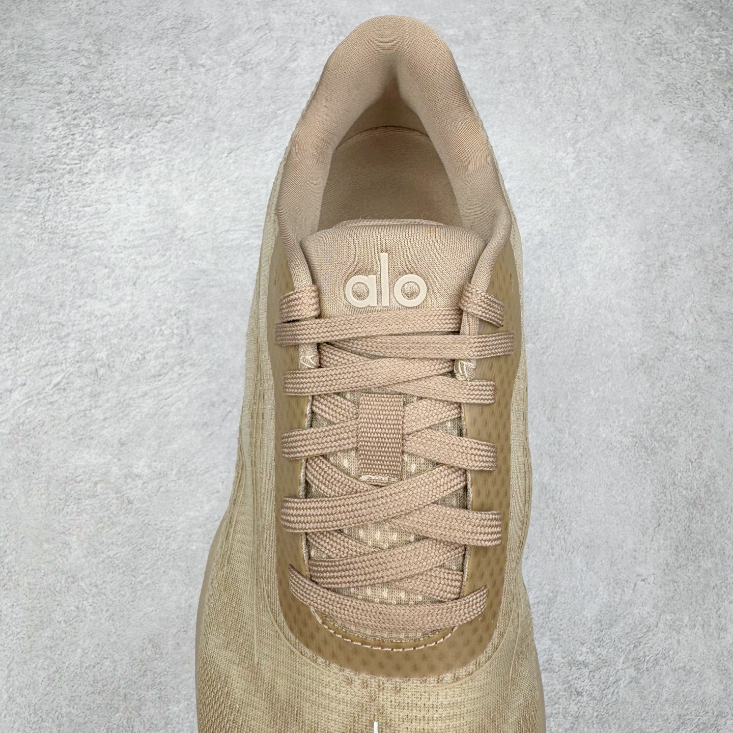 图片[5]-＃Lw纯原 Alo yoga Alo Runner 舒适百搭防滑耐磨低帮跑步鞋 Alo Yoga于2007年创立于洛杉矶，意在传播有意识的运动，同时激发人们的健康意识与创造力。品牌的核心理念在于制作能够带来完美体验的瑜伽服饰与功能性单品，让有意识的运动触入并改变生活。Alo Yoga将其设计延伸到日常服饰概念，坚持不懈地捕捉当代时尚潮流，将品牌的运动美学理念、精致前卫的设计与舒适功能面料完美结合。与此同时，Alo Yoga的设计受到了时尚界人士与名人们的追捧，Talor Swift、Kendall Jenner等街拍照片中都曾出现品牌不同单品的身影。尺码：36 36.5 37.5 38 38.5 39 40 40.5 41 42 42.5 43 44 44.5 45-选品中心