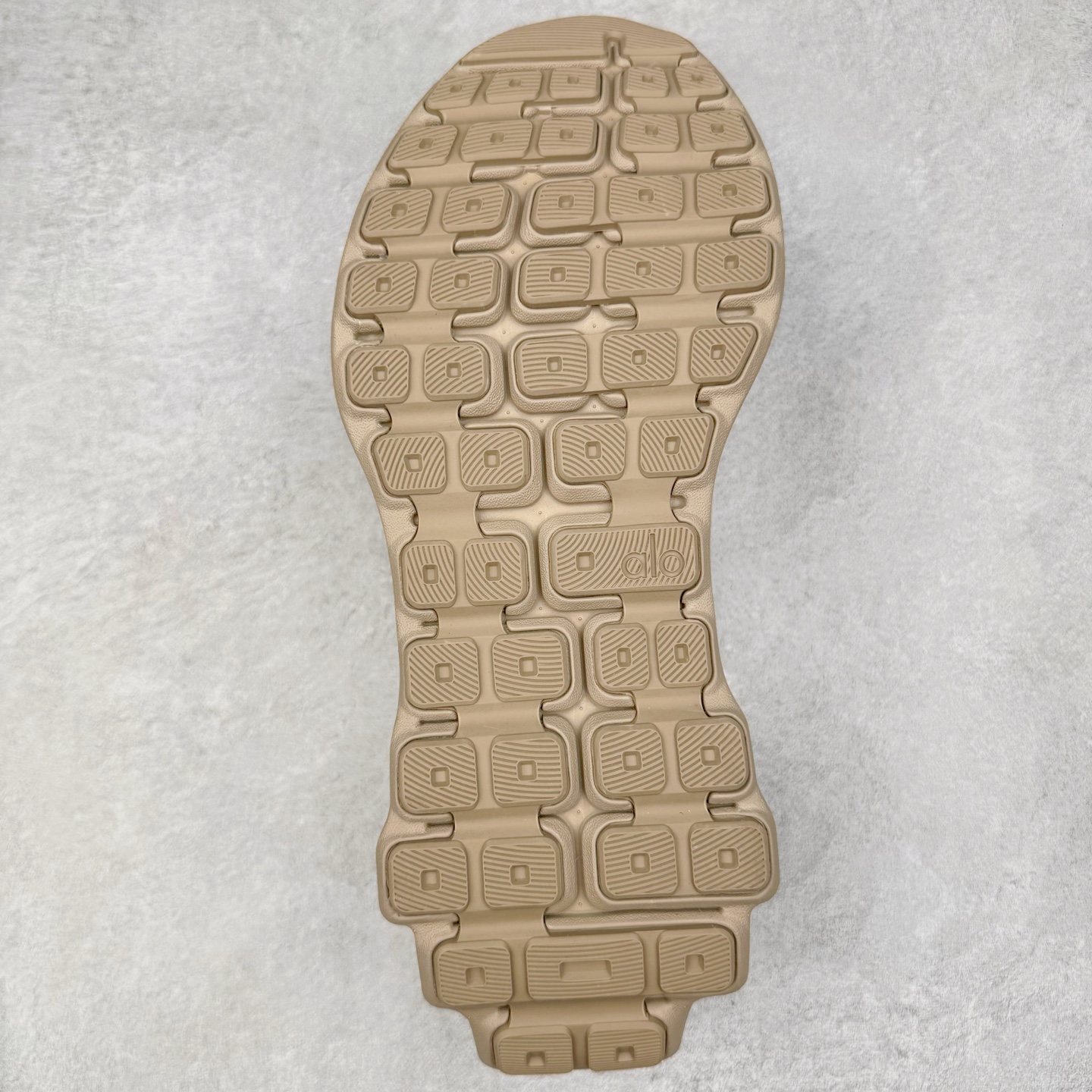 图片[9]-＃Lw纯原 Alo yoga Alo Runner 舒适百搭防滑耐磨低帮跑步鞋 Alo Yoga于2007年创立于洛杉矶，意在传播有意识的运动，同时激发人们的健康意识与创造力。品牌的核心理念在于制作能够带来完美体验的瑜伽服饰与功能性单品，让有意识的运动触入并改变生活。Alo Yoga将其设计延伸到日常服饰概念，坚持不懈地捕捉当代时尚潮流，将品牌的运动美学理念、精致前卫的设计与舒适功能面料完美结合。与此同时，Alo Yoga的设计受到了时尚界人士与名人们的追捧，Talor Swift、Kendall Jenner等街拍照片中都曾出现品牌不同单品的身影。尺码：36 36.5 37.5 38 38.5 39 40 40.5 41 42 42.5 43 44 44.5 45-选品中心