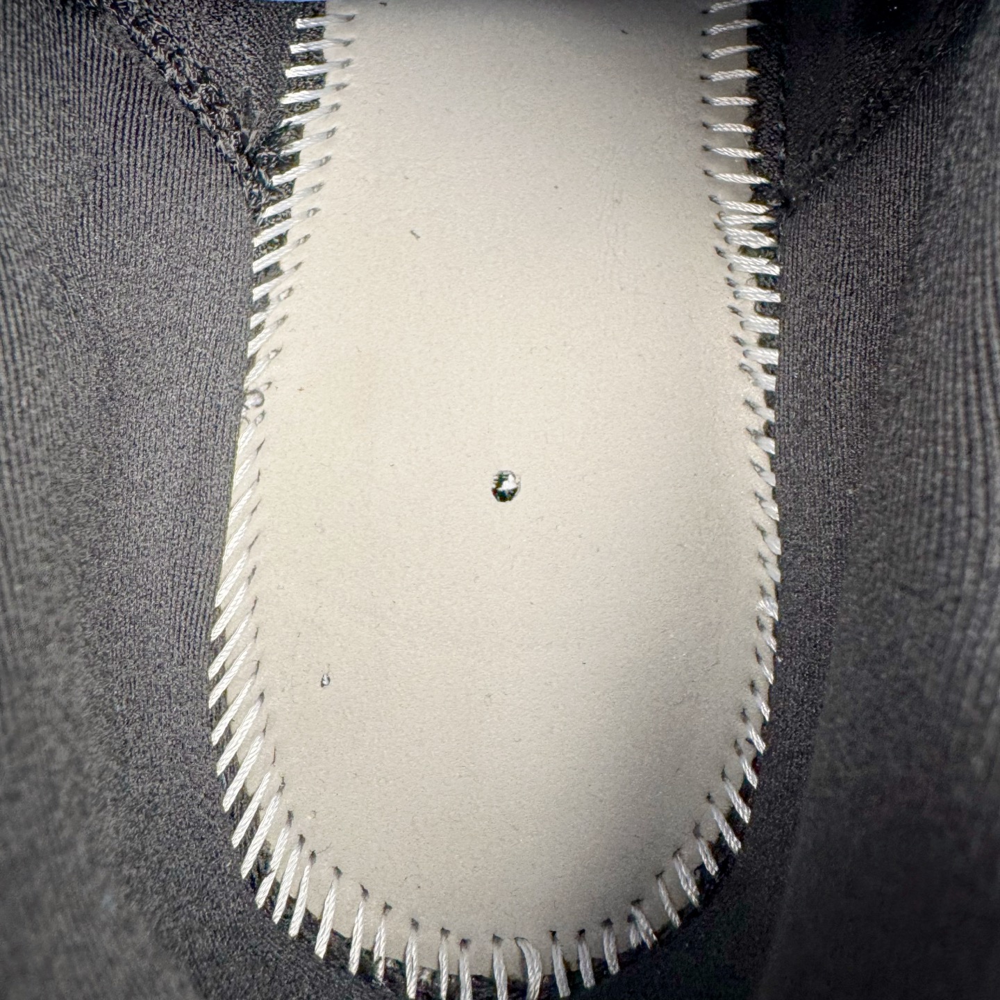 图片[11]-NK Air Zoom Vomero 18 轻便舒适公路跑步鞋 HM6803-005 质感柔软 弹力充沛 助力一路畅跑 乐享不停 厚实泡绵缔造舒适的回弹效果 铸就出色跑步表现 该鞋款轻盈透气 带你步入舒适新境界 疾速刺激感和非凡舒适脚感交织 定能让跑者在迈步间找到渴望已久的跑步乐趣 自如掌控跑步节奏、配速和里程 足底缓震配置赋予双足柔软舒适感受 助你一路畅跑 缓震设计 在双足触地时有助提供舒适脚感 搭载性能出众的 ZoomX 和 Cushlon 泡绵 营造柔软舒适脚感 助你稳稳迈步 基于跑者反馈 简化中底设计 带来出色舒适感 尺码：36 36.5 37.5 38 38.5 39 40 40.5 41 42 42.5 43 44 44.5 45-选品中心