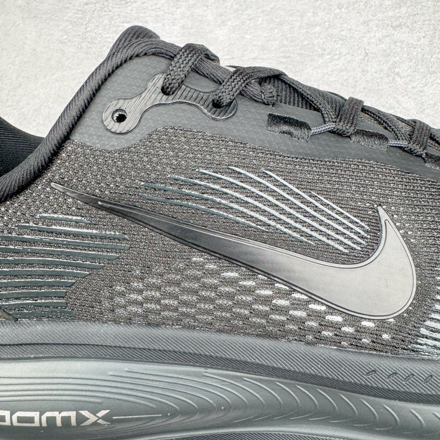 图片[19]-NK Air Zoom Vomero 18 轻便舒适公路跑步鞋 HM6803-005 质感柔软 弹力充沛 助力一路畅跑 乐享不停 厚实泡绵缔造舒适的回弹效果 铸就出色跑步表现 该鞋款轻盈透气 带你步入舒适新境界 疾速刺激感和非凡舒适脚感交织 定能让跑者在迈步间找到渴望已久的跑步乐趣 自如掌控跑步节奏、配速和里程 足底缓震配置赋予双足柔软舒适感受 助你一路畅跑 缓震设计 在双足触地时有助提供舒适脚感 搭载性能出众的 ZoomX 和 Cushlon 泡绵 营造柔软舒适脚感 助你稳稳迈步 基于跑者反馈 简化中底设计 带来出色舒适感 尺码：36 36.5 37.5 38 38.5 39 40 40.5 41 42 42.5 43 44 44.5 45-选品中心