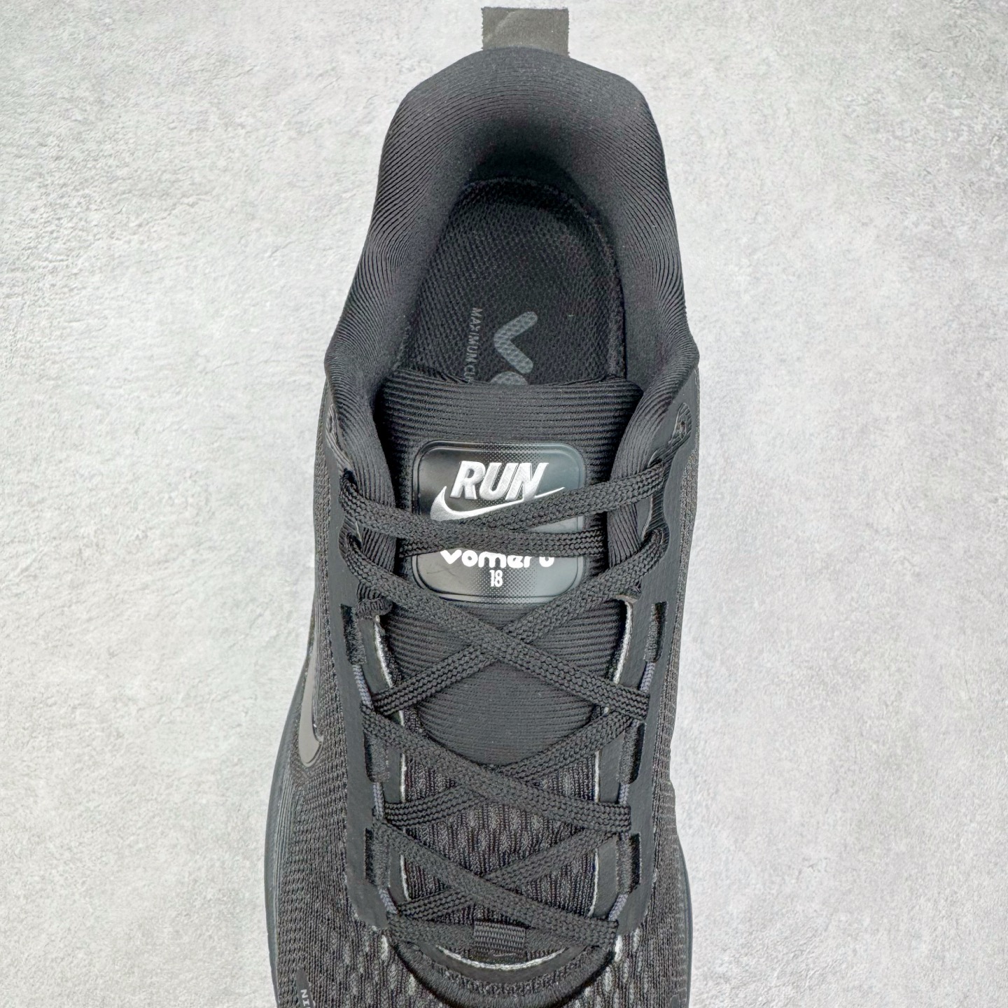 图片[5]-NK Air Zoom Vomero 18 轻便舒适公路跑步鞋 HM6803-005 质感柔软 弹力充沛 助力一路畅跑 乐享不停 厚实泡绵缔造舒适的回弹效果 铸就出色跑步表现 该鞋款轻盈透气 带你步入舒适新境界 疾速刺激感和非凡舒适脚感交织 定能让跑者在迈步间找到渴望已久的跑步乐趣 自如掌控跑步节奏、配速和里程 足底缓震配置赋予双足柔软舒适感受 助你一路畅跑 缓震设计 在双足触地时有助提供舒适脚感 搭载性能出众的 ZoomX 和 Cushlon 泡绵 营造柔软舒适脚感 助你稳稳迈步 基于跑者反馈 简化中底设计 带来出色舒适感 尺码：36 36.5 37.5 38 38.5 39 40 40.5 41 42 42.5 43 44 44.5 45-选品中心