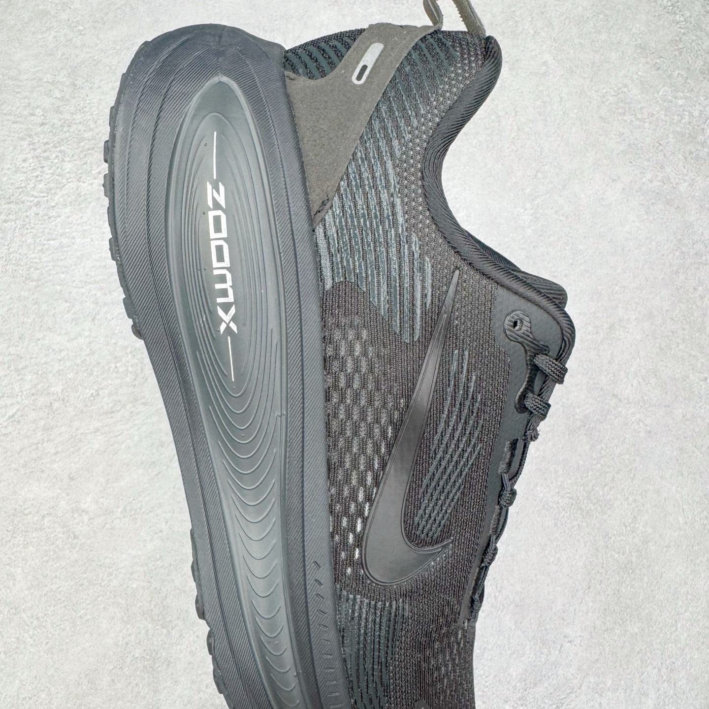 图片[6]-NK Air Zoom Vomero 18 轻便舒适公路跑步鞋 HM6803-005 质感柔软 弹力充沛 助力一路畅跑 乐享不停 厚实泡绵缔造舒适的回弹效果 铸就出色跑步表现 该鞋款轻盈透气 带你步入舒适新境界 疾速刺激感和非凡舒适脚感交织 定能让跑者在迈步间找到渴望已久的跑步乐趣 自如掌控跑步节奏、配速和里程 足底缓震配置赋予双足柔软舒适感受 助你一路畅跑 缓震设计 在双足触地时有助提供舒适脚感 搭载性能出众的 ZoomX 和 Cushlon 泡绵 营造柔软舒适脚感 助你稳稳迈步 基于跑者反馈 简化中底设计 带来出色舒适感 尺码：36 36.5 37.5 38 38.5 39 40 40.5 41 42 42.5 43 44 44.5 45-选品中心