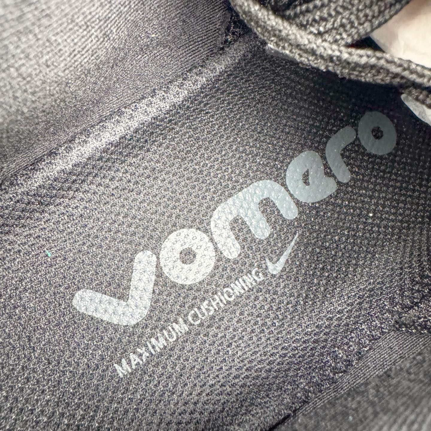 图片[12]-NK Air Zoom Vomero 18 轻便舒适公路跑步鞋 HM6803-005 质感柔软 弹力充沛 助力一路畅跑 乐享不停 厚实泡绵缔造舒适的回弹效果 铸就出色跑步表现 该鞋款轻盈透气 带你步入舒适新境界 疾速刺激感和非凡舒适脚感交织 定能让跑者在迈步间找到渴望已久的跑步乐趣 自如掌控跑步节奏、配速和里程 足底缓震配置赋予双足柔软舒适感受 助你一路畅跑 缓震设计 在双足触地时有助提供舒适脚感 搭载性能出众的 ZoomX 和 Cushlon 泡绵 营造柔软舒适脚感 助你稳稳迈步 基于跑者反馈 简化中底设计 带来出色舒适感 尺码：36 36.5 37.5 38 38.5 39 40 40.5 41 42 42.5 43 44 44.5 45-选品中心