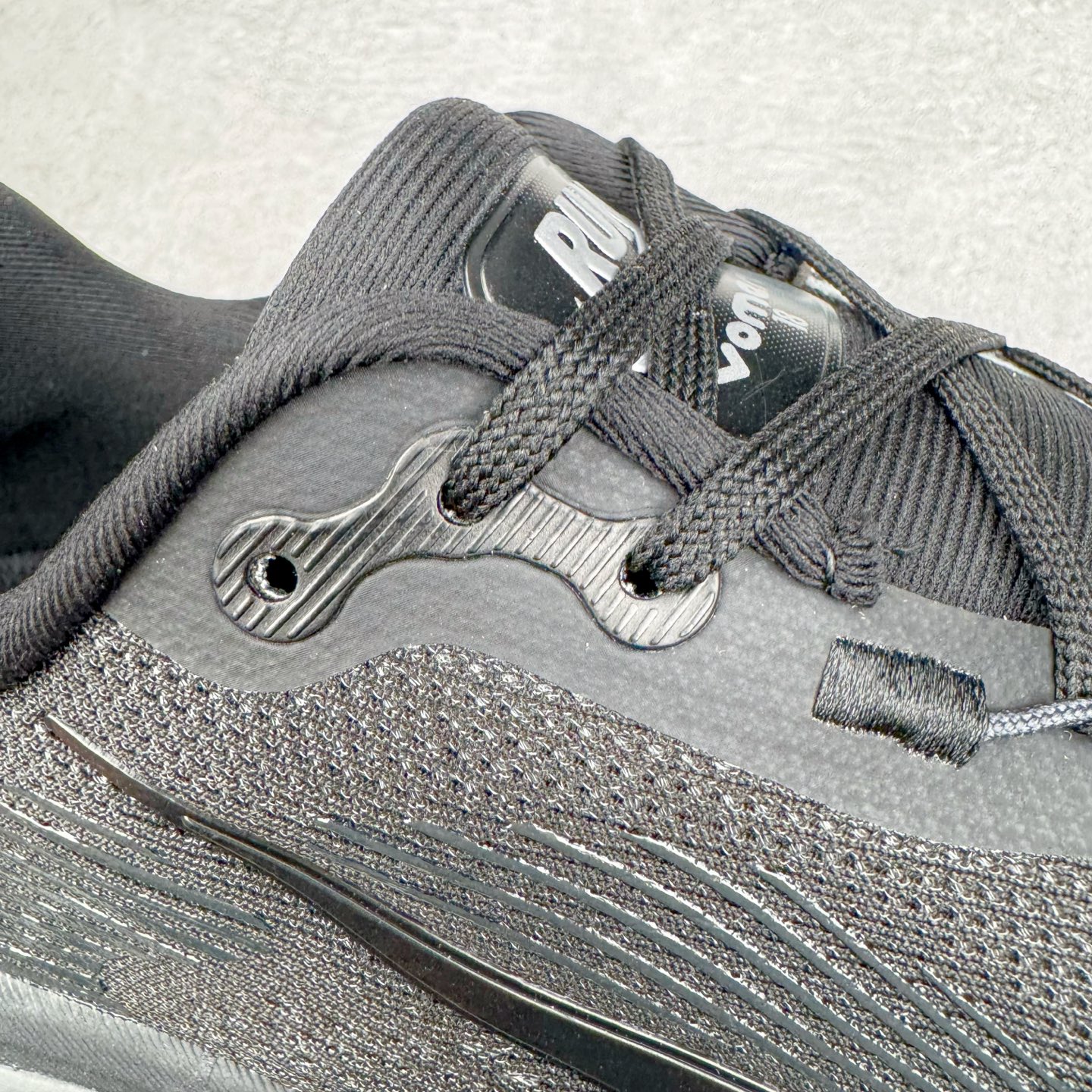 图片[18]-NK Air Zoom Vomero 18 轻便舒适公路跑步鞋 HM6803-005 质感柔软 弹力充沛 助力一路畅跑 乐享不停 厚实泡绵缔造舒适的回弹效果 铸就出色跑步表现 该鞋款轻盈透气 带你步入舒适新境界 疾速刺激感和非凡舒适脚感交织 定能让跑者在迈步间找到渴望已久的跑步乐趣 自如掌控跑步节奏、配速和里程 足底缓震配置赋予双足柔软舒适感受 助你一路畅跑 缓震设计 在双足触地时有助提供舒适脚感 搭载性能出众的 ZoomX 和 Cushlon 泡绵 营造柔软舒适脚感 助你稳稳迈步 基于跑者反馈 简化中底设计 带来出色舒适感 尺码：36 36.5 37.5 38 38.5 39 40 40.5 41 42 42.5 43 44 44.5 45-选品中心