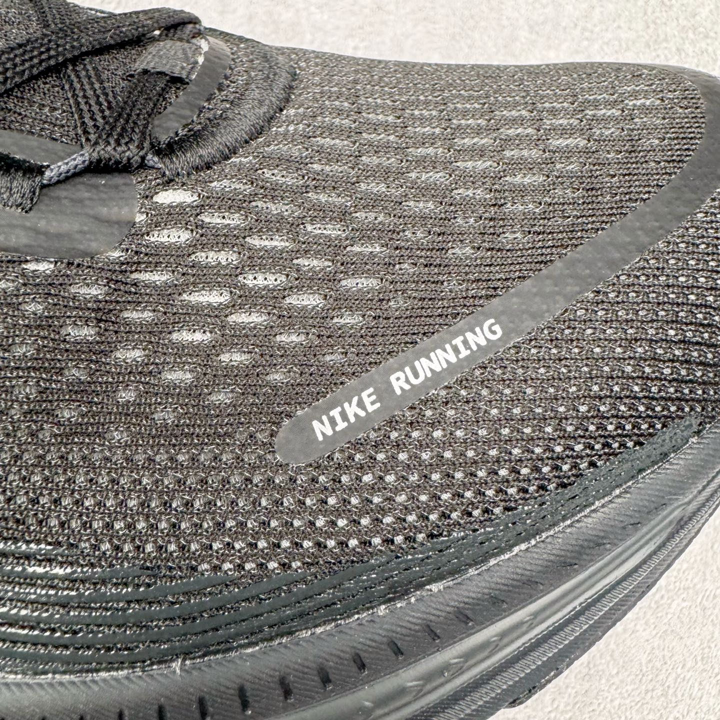 图片[17]-NK Air Zoom Vomero 18 轻便舒适公路跑步鞋 HM6803-005 质感柔软 弹力充沛 助力一路畅跑 乐享不停 厚实泡绵缔造舒适的回弹效果 铸就出色跑步表现 该鞋款轻盈透气 带你步入舒适新境界 疾速刺激感和非凡舒适脚感交织 定能让跑者在迈步间找到渴望已久的跑步乐趣 自如掌控跑步节奏、配速和里程 足底缓震配置赋予双足柔软舒适感受 助你一路畅跑 缓震设计 在双足触地时有助提供舒适脚感 搭载性能出众的 ZoomX 和 Cushlon 泡绵 营造柔软舒适脚感 助你稳稳迈步 基于跑者反馈 简化中底设计 带来出色舒适感 尺码：36 36.5 37.5 38 38.5 39 40 40.5 41 42 42.5 43 44 44.5 45-选品中心