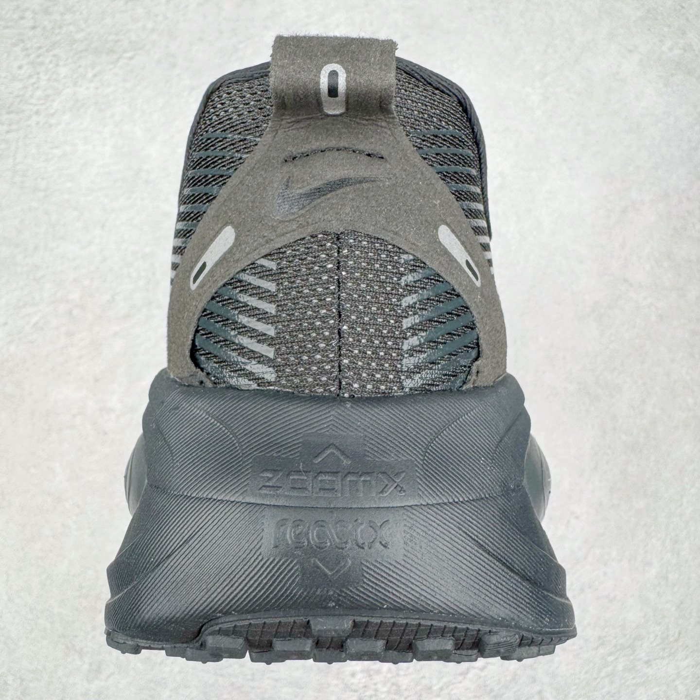 图片[8]-NK Air Zoom Vomero 18 轻便舒适公路跑步鞋 HM6803-005 质感柔软 弹力充沛 助力一路畅跑 乐享不停 厚实泡绵缔造舒适的回弹效果 铸就出色跑步表现 该鞋款轻盈透气 带你步入舒适新境界 疾速刺激感和非凡舒适脚感交织 定能让跑者在迈步间找到渴望已久的跑步乐趣 自如掌控跑步节奏、配速和里程 足底缓震配置赋予双足柔软舒适感受 助你一路畅跑 缓震设计 在双足触地时有助提供舒适脚感 搭载性能出众的 ZoomX 和 Cushlon 泡绵 营造柔软舒适脚感 助你稳稳迈步 基于跑者反馈 简化中底设计 带来出色舒适感 尺码：36 36.5 37.5 38 38.5 39 40 40.5 41 42 42.5 43 44 44.5 45-选品中心