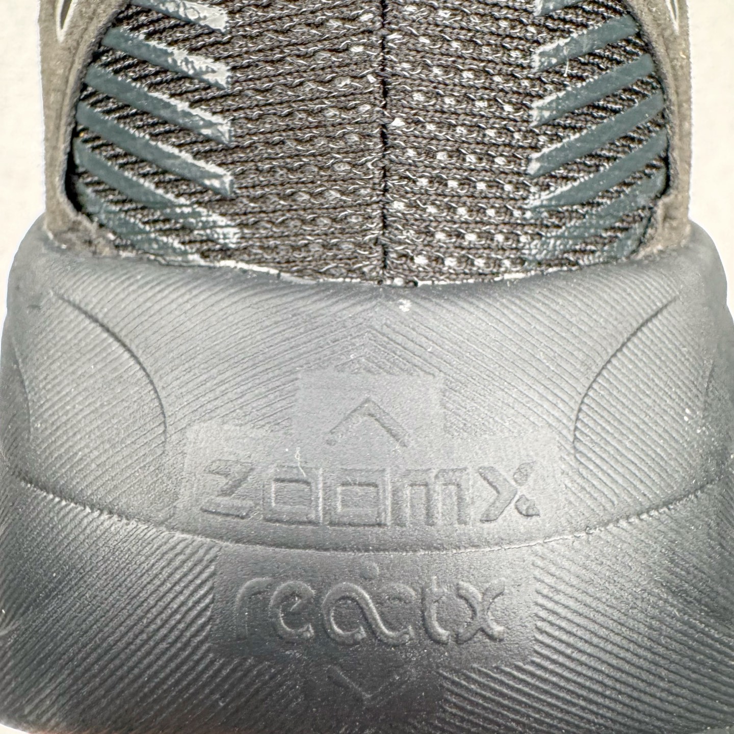 图片[15]-NK Air Zoom Vomero 18 轻便舒适公路跑步鞋 HM6803-005 质感柔软 弹力充沛 助力一路畅跑 乐享不停 厚实泡绵缔造舒适的回弹效果 铸就出色跑步表现 该鞋款轻盈透气 带你步入舒适新境界 疾速刺激感和非凡舒适脚感交织 定能让跑者在迈步间找到渴望已久的跑步乐趣 自如掌控跑步节奏、配速和里程 足底缓震配置赋予双足柔软舒适感受 助你一路畅跑 缓震设计 在双足触地时有助提供舒适脚感 搭载性能出众的 ZoomX 和 Cushlon 泡绵 营造柔软舒适脚感 助你稳稳迈步 基于跑者反馈 简化中底设计 带来出色舒适感 尺码：36 36.5 37.5 38 38.5 39 40 40.5 41 42 42.5 43 44 44.5 45-选品中心