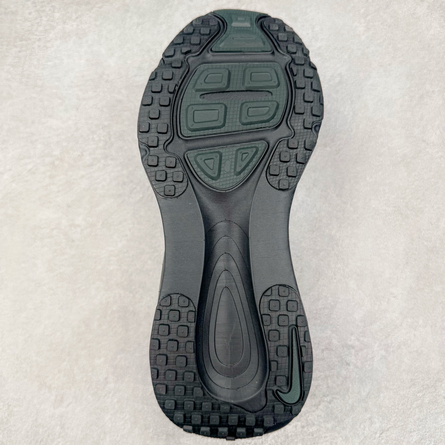 图片[9]-NK Air Zoom Vomero 18 轻便舒适公路跑步鞋 HM6803-005 质感柔软 弹力充沛 助力一路畅跑 乐享不停 厚实泡绵缔造舒适的回弹效果 铸就出色跑步表现 该鞋款轻盈透气 带你步入舒适新境界 疾速刺激感和非凡舒适脚感交织 定能让跑者在迈步间找到渴望已久的跑步乐趣 自如掌控跑步节奏、配速和里程 足底缓震配置赋予双足柔软舒适感受 助你一路畅跑 缓震设计 在双足触地时有助提供舒适脚感 搭载性能出众的 ZoomX 和 Cushlon 泡绵 营造柔软舒适脚感 助你稳稳迈步 基于跑者反馈 简化中底设计 带来出色舒适感 尺码：36 36.5 37.5 38 38.5 39 40 40.5 41 42 42.5 43 44 44.5 45-选品中心