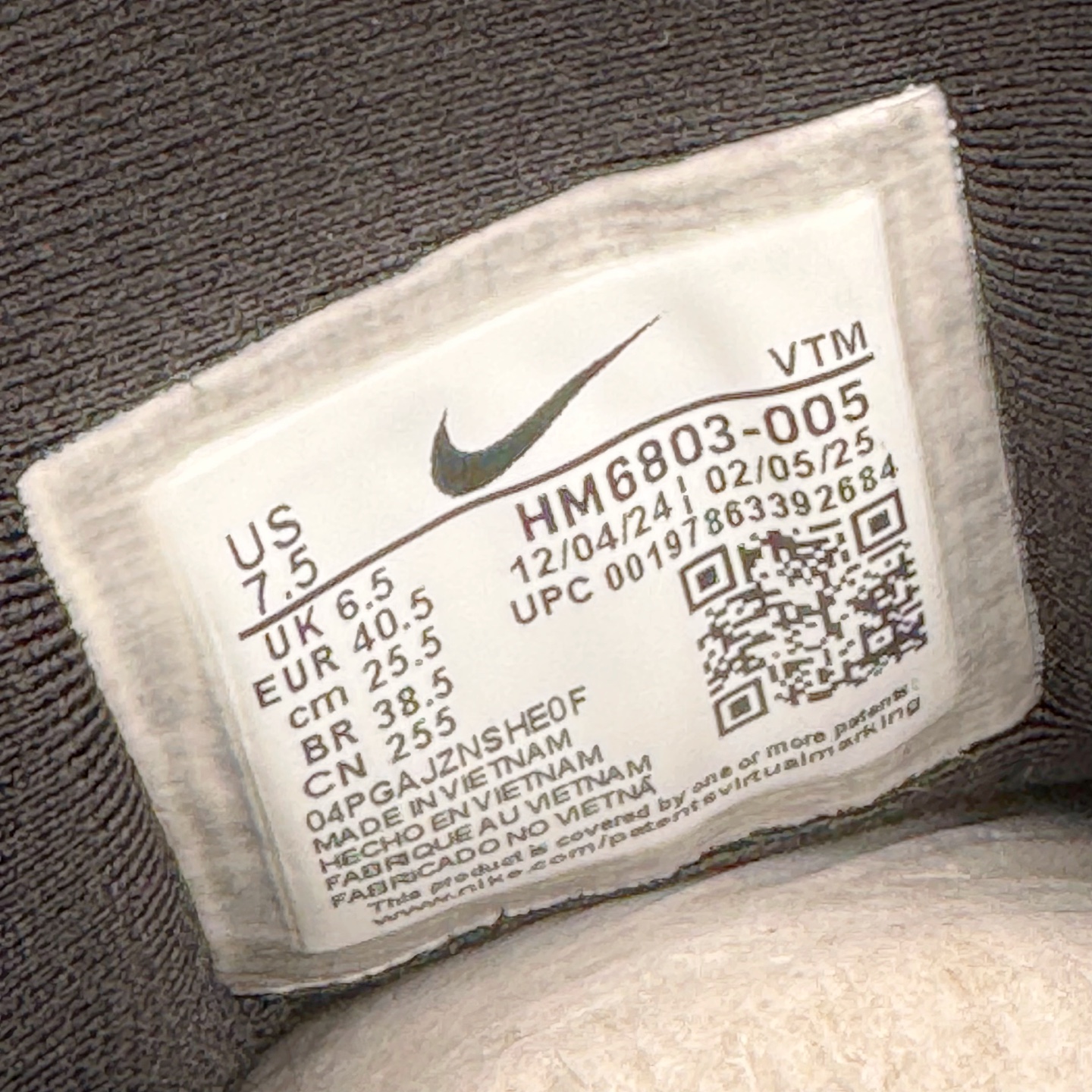 图片[10]-NK Air Zoom Vomero 18 轻便舒适公路跑步鞋 HM6803-005 质感柔软 弹力充沛 助力一路畅跑 乐享不停 厚实泡绵缔造舒适的回弹效果 铸就出色跑步表现 该鞋款轻盈透气 带你步入舒适新境界 疾速刺激感和非凡舒适脚感交织 定能让跑者在迈步间找到渴望已久的跑步乐趣 自如掌控跑步节奏、配速和里程 足底缓震配置赋予双足柔软舒适感受 助你一路畅跑 缓震设计 在双足触地时有助提供舒适脚感 搭载性能出众的 ZoomX 和 Cushlon 泡绵 营造柔软舒适脚感 助你稳稳迈步 基于跑者反馈 简化中底设计 带来出色舒适感 尺码：36 36.5 37.5 38 38.5 39 40 40.5 41 42 42.5 43 44 44.5 45-选品中心