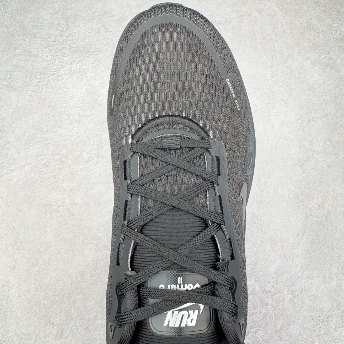 图片[4]-NK Air Zoom Vomero 18 轻便舒适公路跑步鞋 HM6803-005 质感柔软 弹力充沛 助力一路畅跑 乐享不停 厚实泡绵缔造舒适的回弹效果 铸就出色跑步表现 该鞋款轻盈透气 带你步入舒适新境界 疾速刺激感和非凡舒适脚感交织 定能让跑者在迈步间找到渴望已久的跑步乐趣 自如掌控跑步节奏、配速和里程 足底缓震配置赋予双足柔软舒适感受 助你一路畅跑 缓震设计 在双足触地时有助提供舒适脚感 搭载性能出众的 ZoomX 和 Cushlon 泡绵 营造柔软舒适脚感 助你稳稳迈步 基于跑者反馈 简化中底设计 带来出色舒适感 尺码：36 36.5 37.5 38 38.5 39 40 40.5 41 42 42.5 43 44 44.5 45-选品中心