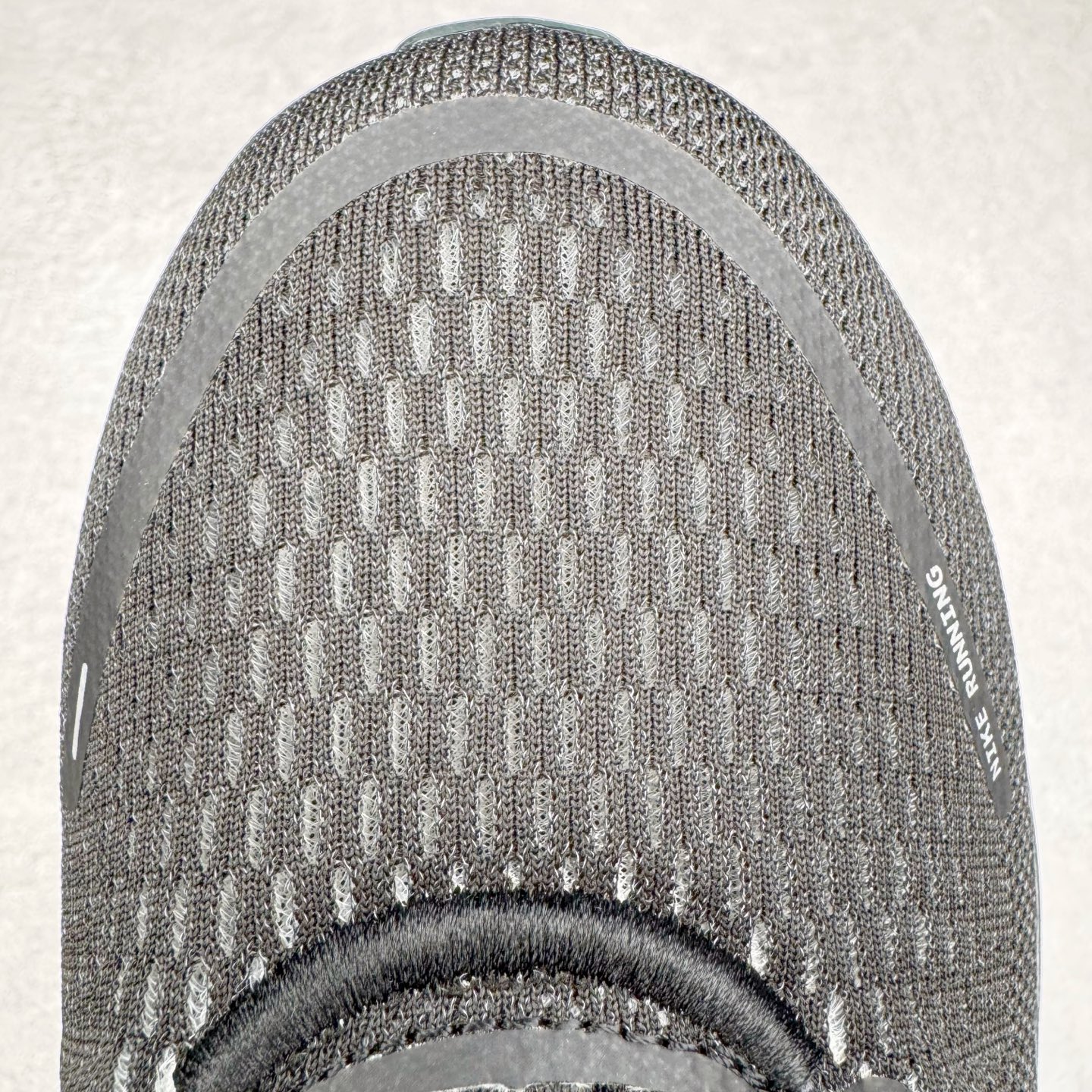 图片[14]-NK Air Zoom Vomero 18 轻便舒适公路跑步鞋 HM6803-005 质感柔软 弹力充沛 助力一路畅跑 乐享不停 厚实泡绵缔造舒适的回弹效果 铸就出色跑步表现 该鞋款轻盈透气 带你步入舒适新境界 疾速刺激感和非凡舒适脚感交织 定能让跑者在迈步间找到渴望已久的跑步乐趣 自如掌控跑步节奏、配速和里程 足底缓震配置赋予双足柔软舒适感受 助你一路畅跑 缓震设计 在双足触地时有助提供舒适脚感 搭载性能出众的 ZoomX 和 Cushlon 泡绵 营造柔软舒适脚感 助你稳稳迈步 基于跑者反馈 简化中底设计 带来出色舒适感 尺码：36 36.5 37.5 38 38.5 39 40 40.5 41 42 42.5 43 44 44.5 45-选品中心