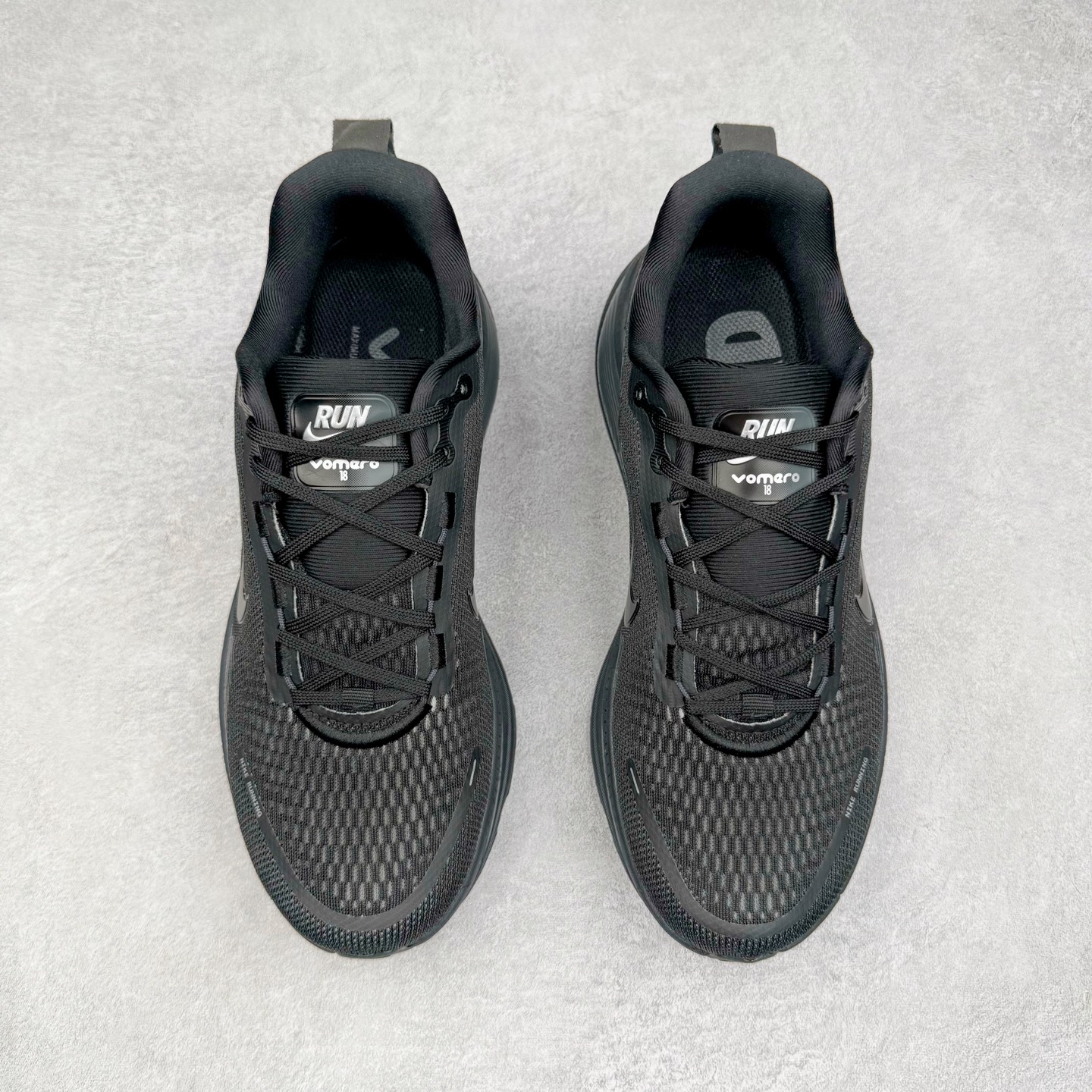 图片[2]-NK Air Zoom Vomero 18 轻便舒适公路跑步鞋 HM6803-005 质感柔软 弹力充沛 助力一路畅跑 乐享不停 厚实泡绵缔造舒适的回弹效果 铸就出色跑步表现 该鞋款轻盈透气 带你步入舒适新境界 疾速刺激感和非凡舒适脚感交织 定能让跑者在迈步间找到渴望已久的跑步乐趣 自如掌控跑步节奏、配速和里程 足底缓震配置赋予双足柔软舒适感受 助你一路畅跑 缓震设计 在双足触地时有助提供舒适脚感 搭载性能出众的 ZoomX 和 Cushlon 泡绵 营造柔软舒适脚感 助你稳稳迈步 基于跑者反馈 简化中底设计 带来出色舒适感 尺码：36 36.5 37.5 38 38.5 39 40 40.5 41 42 42.5 43 44 44.5 45-选品中心