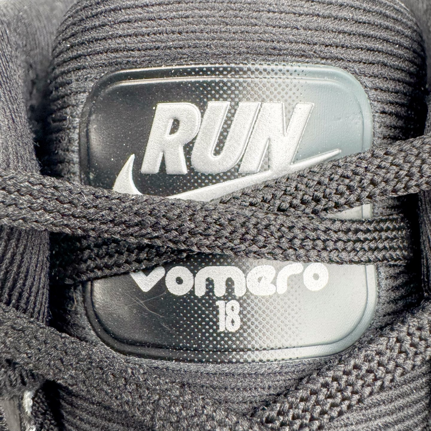 图片[13]-NK Air Zoom Vomero 18 轻便舒适公路跑步鞋 HM6803-005 质感柔软 弹力充沛 助力一路畅跑 乐享不停 厚实泡绵缔造舒适的回弹效果 铸就出色跑步表现 该鞋款轻盈透气 带你步入舒适新境界 疾速刺激感和非凡舒适脚感交织 定能让跑者在迈步间找到渴望已久的跑步乐趣 自如掌控跑步节奏、配速和里程 足底缓震配置赋予双足柔软舒适感受 助你一路畅跑 缓震设计 在双足触地时有助提供舒适脚感 搭载性能出众的 ZoomX 和 Cushlon 泡绵 营造柔软舒适脚感 助你稳稳迈步 基于跑者反馈 简化中底设计 带来出色舒适感 尺码：36 36.5 37.5 38 38.5 39 40 40.5 41 42 42.5 43 44 44.5 45-选品中心