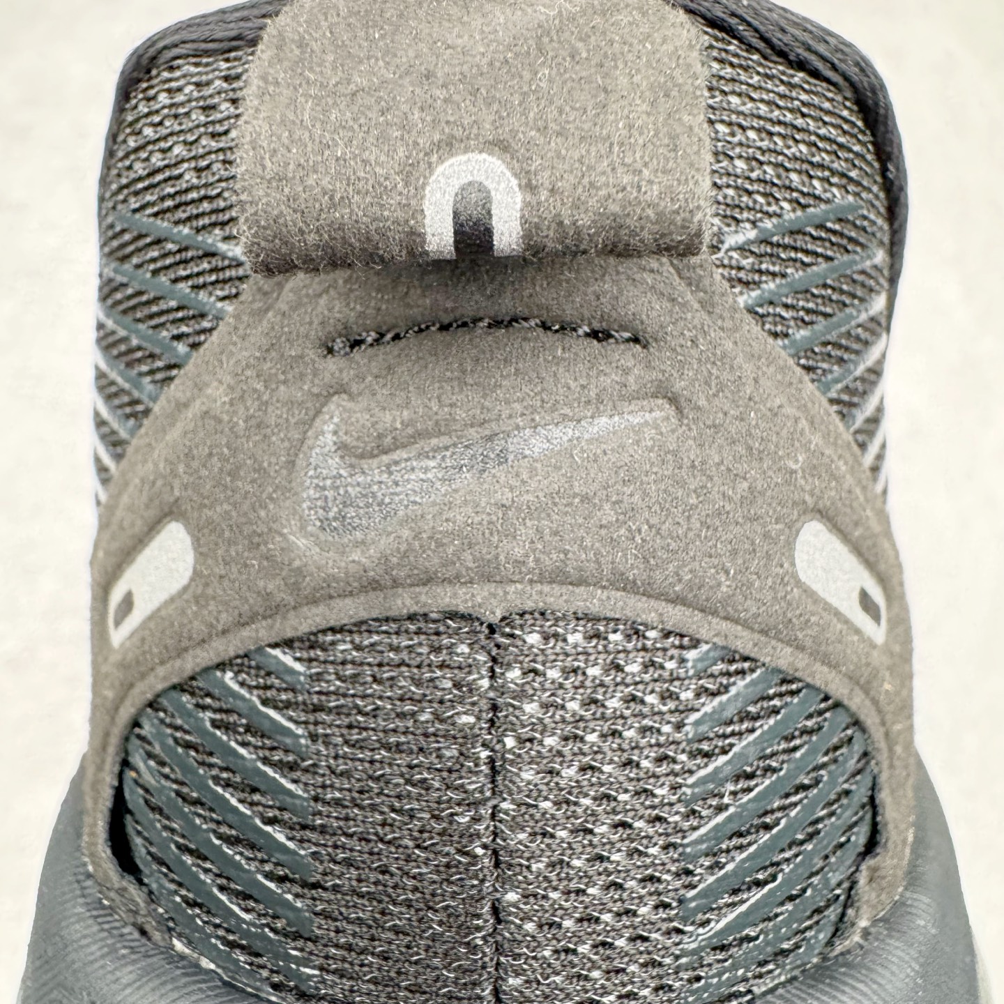 图片[16]-NK Air Zoom Vomero 18 轻便舒适公路跑步鞋 HM6803-005 质感柔软 弹力充沛 助力一路畅跑 乐享不停 厚实泡绵缔造舒适的回弹效果 铸就出色跑步表现 该鞋款轻盈透气 带你步入舒适新境界 疾速刺激感和非凡舒适脚感交织 定能让跑者在迈步间找到渴望已久的跑步乐趣 自如掌控跑步节奏、配速和里程 足底缓震配置赋予双足柔软舒适感受 助你一路畅跑 缓震设计 在双足触地时有助提供舒适脚感 搭载性能出众的 ZoomX 和 Cushlon 泡绵 营造柔软舒适脚感 助你稳稳迈步 基于跑者反馈 简化中底设计 带来出色舒适感 尺码：36 36.5 37.5 38 38.5 39 40 40.5 41 42 42.5 43 44 44.5 45-选品中心