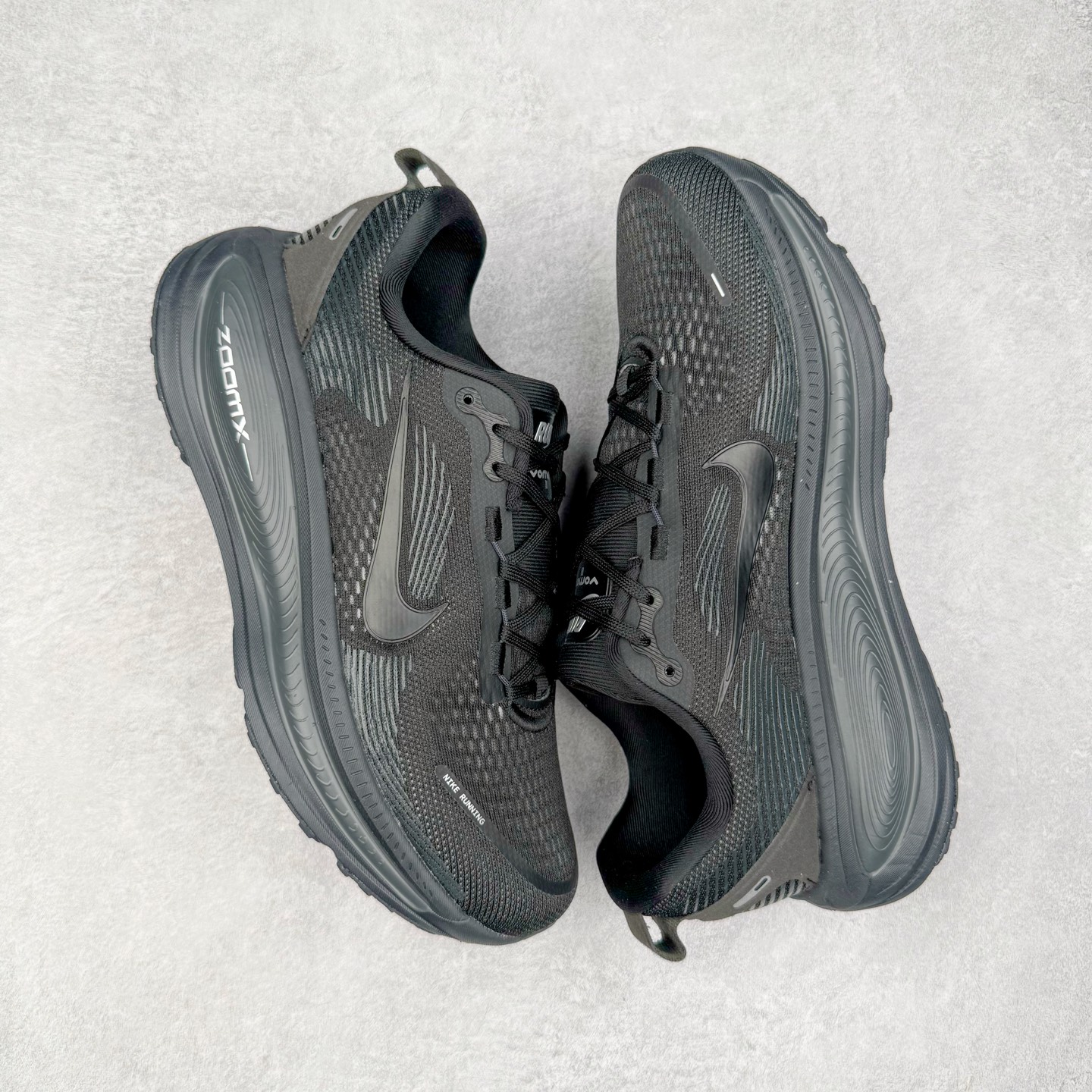 图片[3]-NK Air Zoom Vomero 18 轻便舒适公路跑步鞋 HM6803-005 质感柔软 弹力充沛 助力一路畅跑 乐享不停 厚实泡绵缔造舒适的回弹效果 铸就出色跑步表现 该鞋款轻盈透气 带你步入舒适新境界 疾速刺激感和非凡舒适脚感交织 定能让跑者在迈步间找到渴望已久的跑步乐趣 自如掌控跑步节奏、配速和里程 足底缓震配置赋予双足柔软舒适感受 助你一路畅跑 缓震设计 在双足触地时有助提供舒适脚感 搭载性能出众的 ZoomX 和 Cushlon 泡绵 营造柔软舒适脚感 助你稳稳迈步 基于跑者反馈 简化中底设计 带来出色舒适感 尺码：36 36.5 37.5 38 38.5 39 40 40.5 41 42 42.5 43 44 44.5 45-选品中心