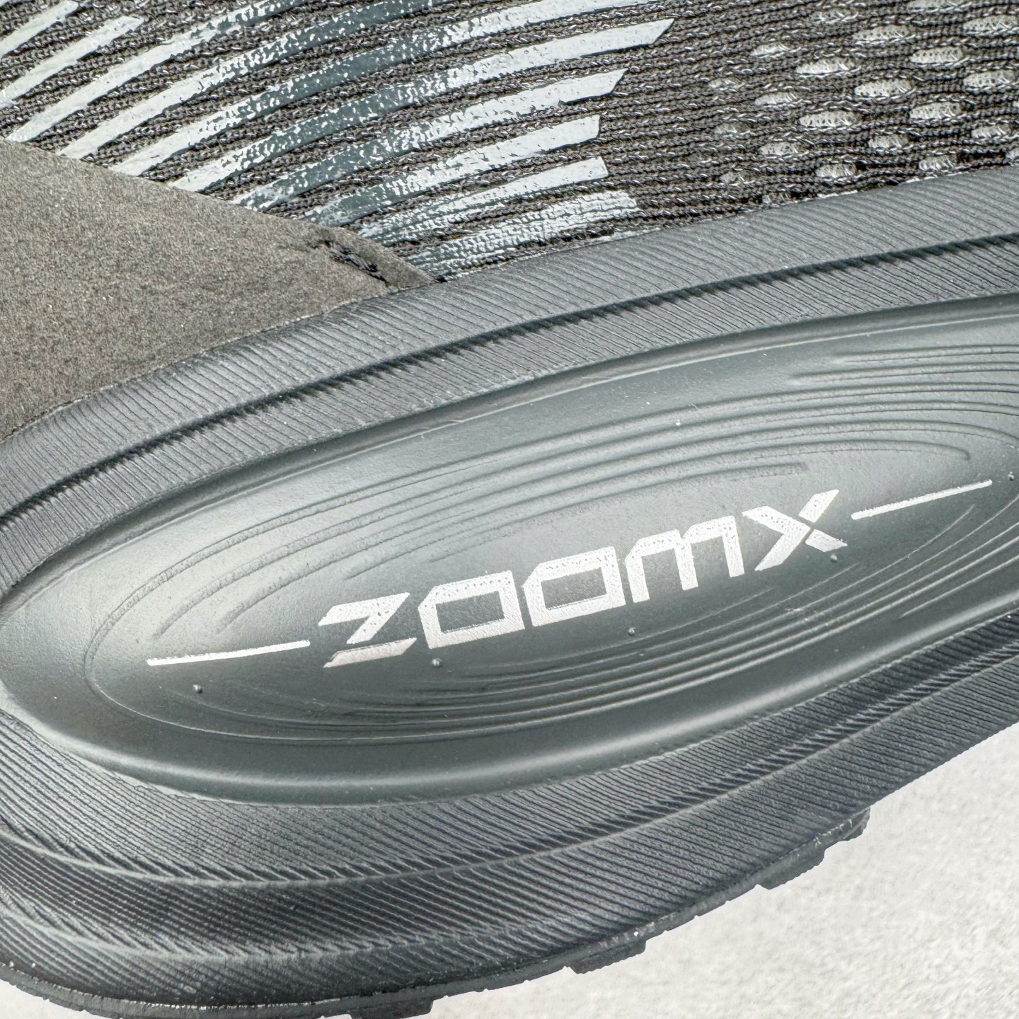 图片[20]-NK Air Zoom Vomero 18 轻便舒适公路跑步鞋 HM6803-005 质感柔软 弹力充沛 助力一路畅跑 乐享不停 厚实泡绵缔造舒适的回弹效果 铸就出色跑步表现 该鞋款轻盈透气 带你步入舒适新境界 疾速刺激感和非凡舒适脚感交织 定能让跑者在迈步间找到渴望已久的跑步乐趣 自如掌控跑步节奏、配速和里程 足底缓震配置赋予双足柔软舒适感受 助你一路畅跑 缓震设计 在双足触地时有助提供舒适脚感 搭载性能出众的 ZoomX 和 Cushlon 泡绵 营造柔软舒适脚感 助你稳稳迈步 基于跑者反馈 简化中底设计 带来出色舒适感 尺码：36 36.5 37.5 38 38.5 39 40 40.5 41 42 42.5 43 44 44.5 45-选品中心