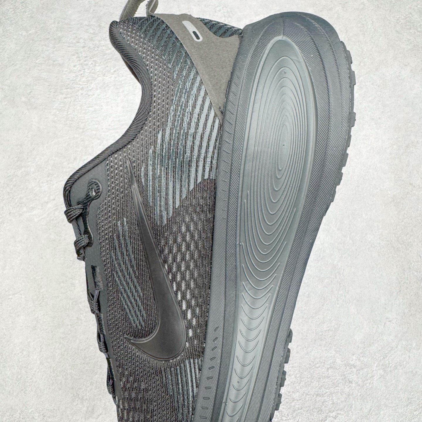 图片[7]-NK Air Zoom Vomero 18 轻便舒适公路跑步鞋 HM6803-005 质感柔软 弹力充沛 助力一路畅跑 乐享不停 厚实泡绵缔造舒适的回弹效果 铸就出色跑步表现 该鞋款轻盈透气 带你步入舒适新境界 疾速刺激感和非凡舒适脚感交织 定能让跑者在迈步间找到渴望已久的跑步乐趣 自如掌控跑步节奏、配速和里程 足底缓震配置赋予双足柔软舒适感受 助你一路畅跑 缓震设计 在双足触地时有助提供舒适脚感 搭载性能出众的 ZoomX 和 Cushlon 泡绵 营造柔软舒适脚感 助你稳稳迈步 基于跑者反馈 简化中底设计 带来出色舒适感 尺码：36 36.5 37.5 38 38.5 39 40 40.5 41 42 42.5 43 44 44.5 45-选品中心