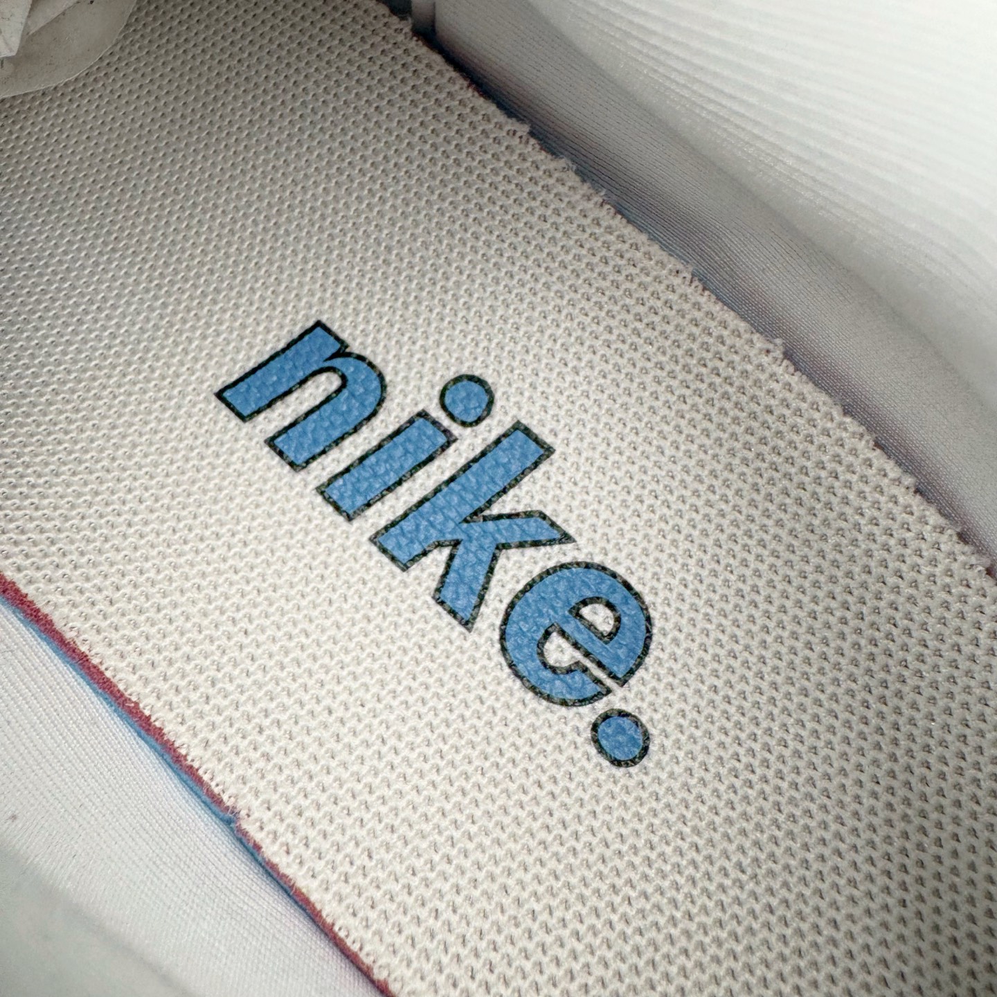 图片[13]-＃CS纯原 NK P-6000 系列低帮复古老爹风休闲运动舒适慢跑鞋 HJ7246-100 购入原鞋原装纸板楦头开发 独家私模四层组合大底 市场唯一正确版本 良心定价 新配色陆续出货 进口三文治网面 融合 Pegasus 过往运动鞋设计 助力 21 世纪早期跑步运动跃升时尚新高度 采用透气网眼布、运动风格线条和耐穿覆面 兼具吸睛外观和舒适感受 中底泡绵以田径赛道为灵感 打造厚实设计 缔造出众缓震性能 尺码：36 36.5 37.5 38 38.5 39 40 40.5 41 42 42.5 43 44 44.5 45-选品中心