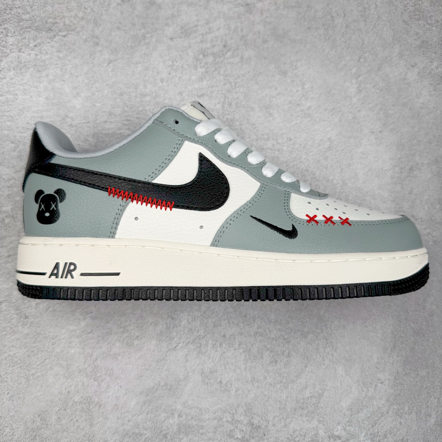 NK Air Force 1´07 Low 空军一号低帮百搭休闲运动板鞋 KJ1688-008 柔软、弹性十足的缓震性能和出色的中底设计 横跨复古与现代的外型结合 造就出风靡全球 三十多年的Force 1 直到今天还深受青睐 实拍调校N版已经零色差零失真 百分百还原实物色彩所见即所得 不存在货不对板色差等低级问题 选购参考实物拍摄 不混卖不参货 只用心做好货严格选品 承诺混一赔十 尺码：36 36.5 37.5 38 38.5 39 40 40.5 41 42 42.5 43 44 44.5 45-选品中心