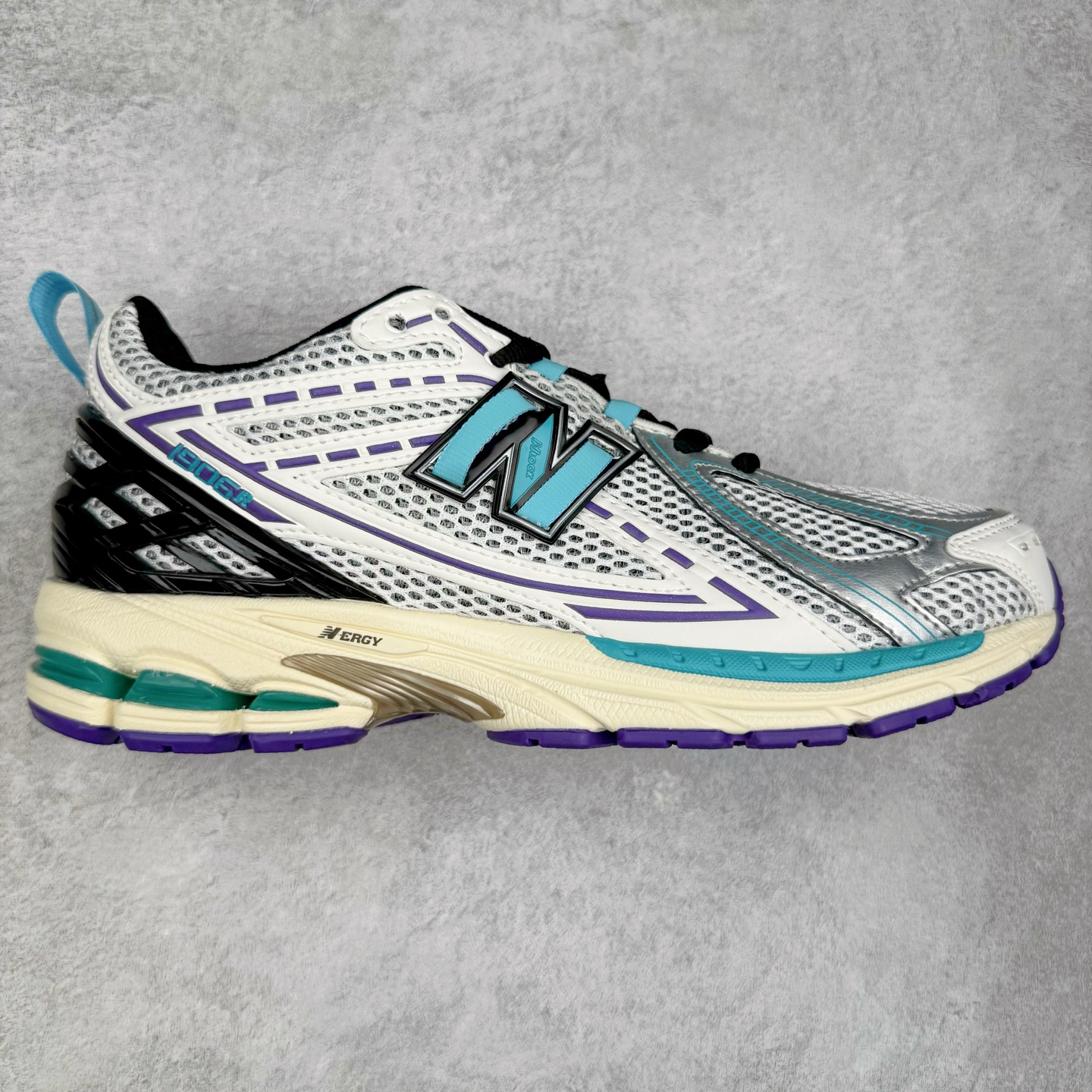 New Balance M1906R NB新百伦系列复古老爹风休闲运动慢跑鞋 日韩出口特供订单 全网最全配色 配套商长期套现长期补货 全新货品 正常出厂触屏不到的单价 超级跑量款 全套原楦原纸板原厂数据开发 进口三明治网面 原装进口翻毛皮料正确绒感卡色 正确中底拉帮中底网布细节 采用轻质牛剖革拼接透气网眼衬垫织物鞋面材质 T-Beam大底提供足步弓支撑 保持步态稳定 后跟搭载外露缓震胶 鞋身整体以各种深浅不一的灰色覆盖 鞋头以淡蓝色调装饰 网眼衬垫通过不规律的色块实现做旧的美感 泛黄的鞋底更是进一步增添了复古气息 尺码：36 37 37.5 38 38.5 39.5 40 40.5 41.5 42 42.5 43 44 45-选品中心