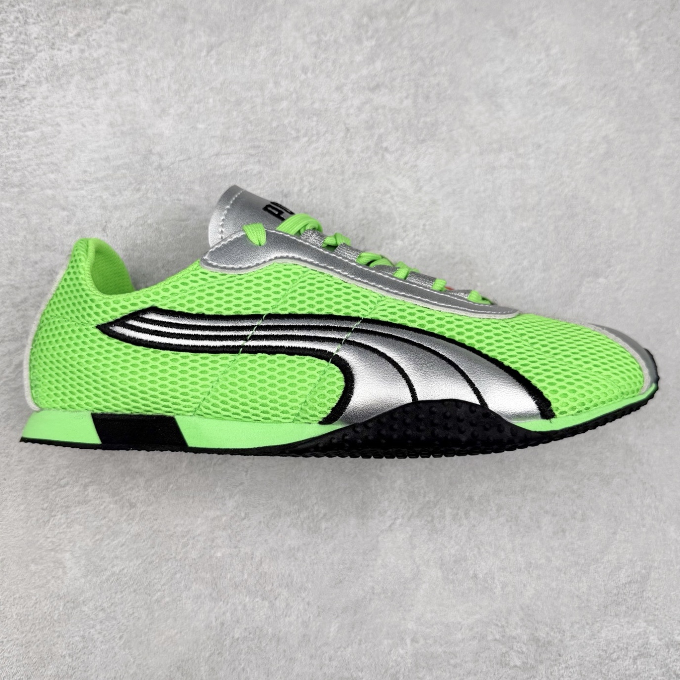 ＃S2纯原 PUMA Speedca OG 彪马极速赛车系列低帮德训风拼接复古百搭休闲运动赛车鞋 鞋款从80、90年代赛车手所穿的防火赛车鞋为原型，鞋身线条模仿了赛车的流线廓形，体现了空气动力学原理的结构。简约流畅的外观，恰好又和贯穿其中的Formstrip Logo融合恰到好处，视觉上细节丰富且协调。本次Speedcat OG鞋款归来，最大看点自然式保留了窄版鞋型以及薄底构造。这两年各品牌鞋底越做越厚，Speedcat反其道而行之，上脚几乎无鞋底的效果带来耳目一新的视觉体验。鞋面依旧是以质感细腻的麂皮材质打造，并且大面积近乎全包裹的使用，复古味道也愈发浓烈。配色上更是将最原始的黑色和红色带回，向F1赛车队的标志性队服致敬。相信让各位一眼种草的更多是出挑的大红色，上脚即可瞬间点亮整体造型，在以球鞋为核心的OOTD中脱颖而出。而另一款黑色则是低调的万金油，彰显新潮个性的同时又不喧宾夺主，也是热爱简约系穿搭朋友的首选。 尺码：36 37 37.5 38 38.5 39 40 40.5 41 42 42.5 43 44 44.5 45 46-选品中心