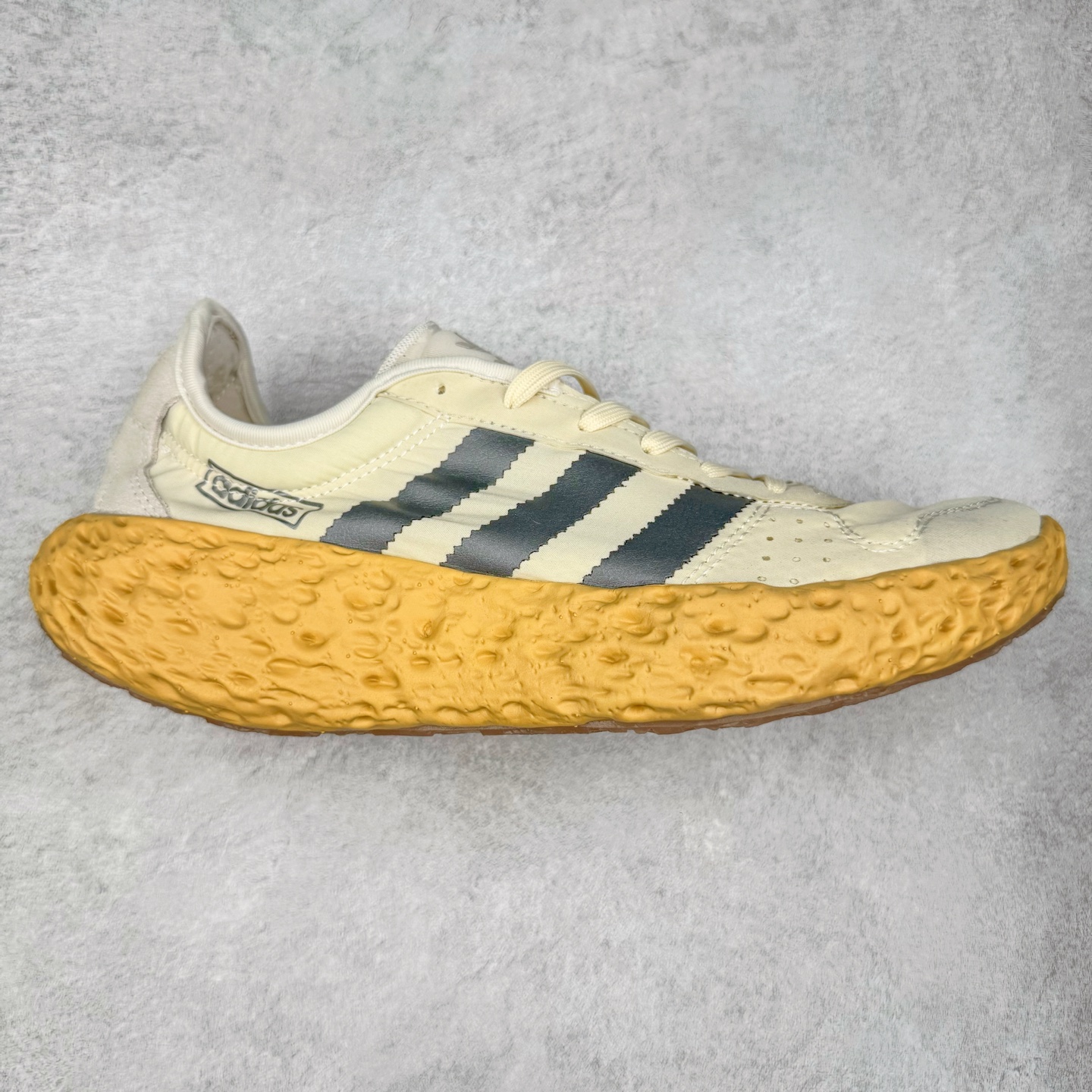 AD Originals Zponge 舒适百搭耐磨透气轻便低帮休闲城市通勤跑步鞋 JH8110 这款 Zponge经典运动鞋，旨在伴你悠然漫步城市街头。搭载海绵状中底，力求带来如履云端的舒适脚感，助你自在探索前路。采用锦纶和网眼布混搭鞋面，助双脚保持舒爽、畅快前行。另配半透明外底，助你扎实踩地、自信变向。想要舒适与时尚兼备？这款单品正是理想之选。实拍调校N版已经零色差零失真 百分百还原实物色彩所见即所得 不存在货不对板色差等低级问题 选购参考实物拍摄 不混卖不参货 只用心做好货严格选品 承诺混一赔十 尺码：40 40.5 41 42 42.5 43 44 44.5 45-选品中心