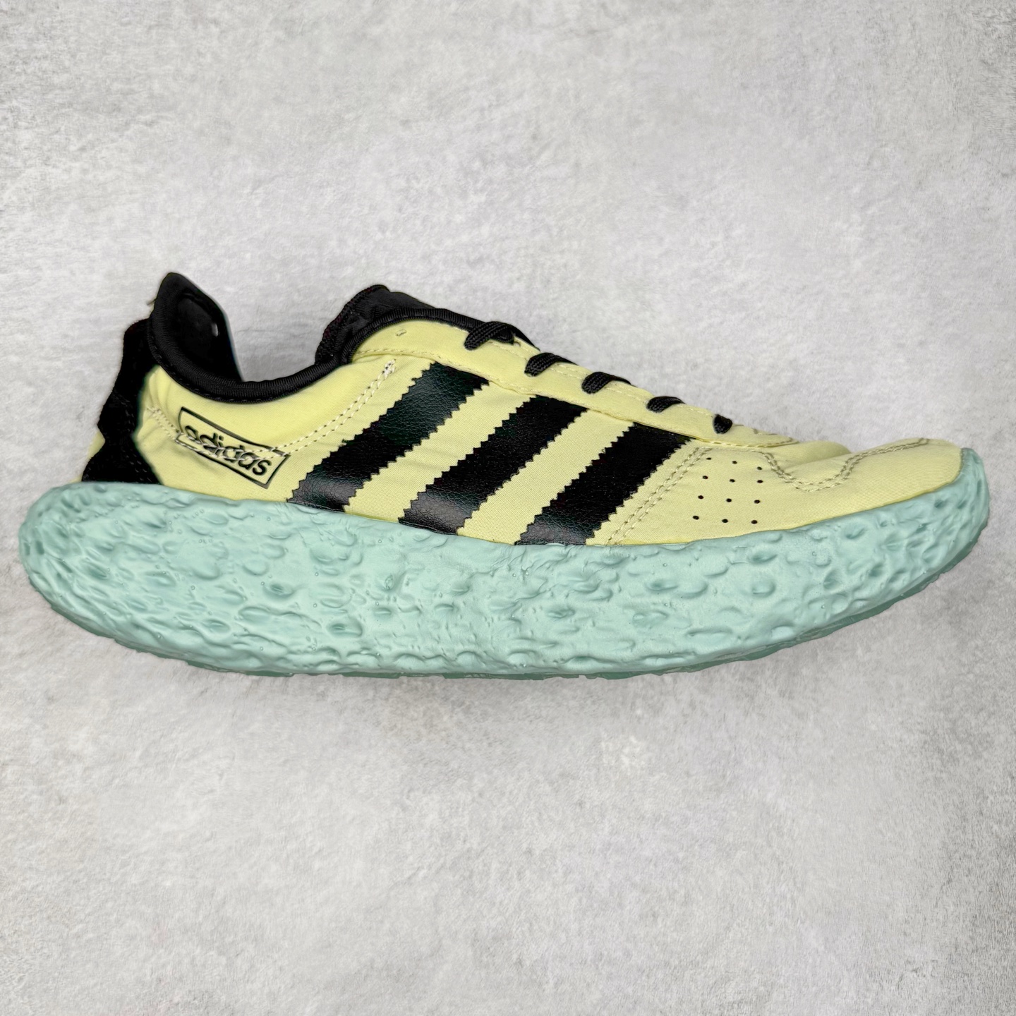 AD Originals Zponge 舒适百搭耐磨透气轻便低帮休闲城市通勤跑步鞋 JH81112 这款 Zponge经典运动鞋，旨在伴你悠然漫步城市街头。搭载海绵状中底，力求带来如履云端的舒适脚感，助你自在探索前路。采用锦纶和网眼布混搭鞋面，助双脚保持舒爽、畅快前行。另配半透明外底，助你扎实踩地、自信变向。想要舒适与时尚兼备？这款单品正是理想之选。实拍调校N版已经零色差零失真 百分百还原实物色彩所见即所得 不存在货不对板色差等低级问题 选购参考实物拍摄 不混卖不参货 只用心做好货严格选品 承诺混一赔十 尺码：40 40.5 41 42 42.5 43 44 44.5 45-选品中心