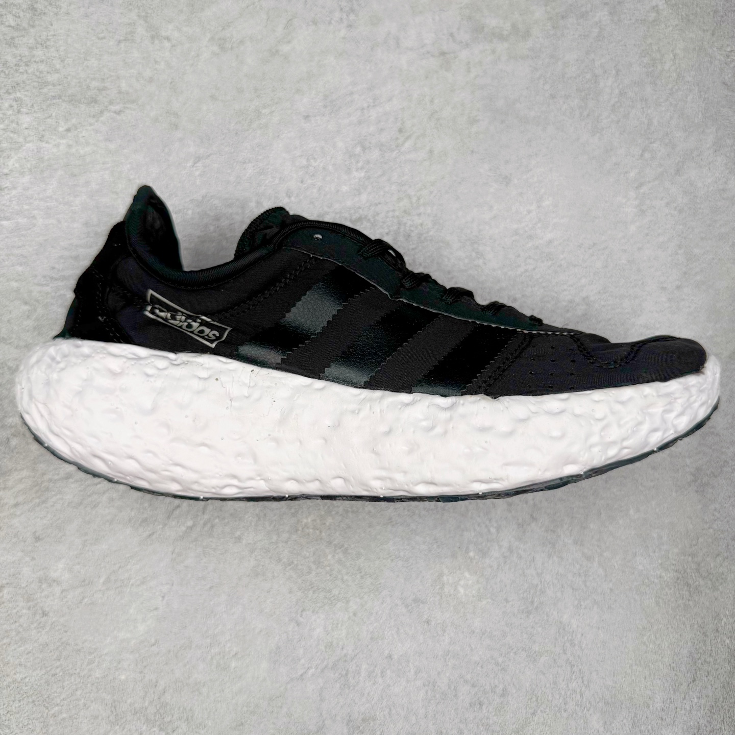 AD Originals Zponge 舒适百搭耐磨透气轻便低帮休闲城市通勤跑步鞋 JH8111 这款 Zponge经典运动鞋，旨在伴你悠然漫步城市街头。搭载海绵状中底，力求带来如履云端的舒适脚感，助你自在探索前路。采用锦纶和网眼布混搭鞋面，助双脚保持舒爽、畅快前行。另配半透明外底，助你扎实踩地、自信变向。想要舒适与时尚兼备？这款单品正是理想之选。实拍调校N版已经零色差零失真 百分百还原实物色彩所见即所得 不存在货不对板色差等低级问题 选购参考实物拍摄 不混卖不参货 只用心做好货严格选品 承诺混一赔十 尺码：40 40.5 41 42 42.5 43 44 44.5 45-选品中心