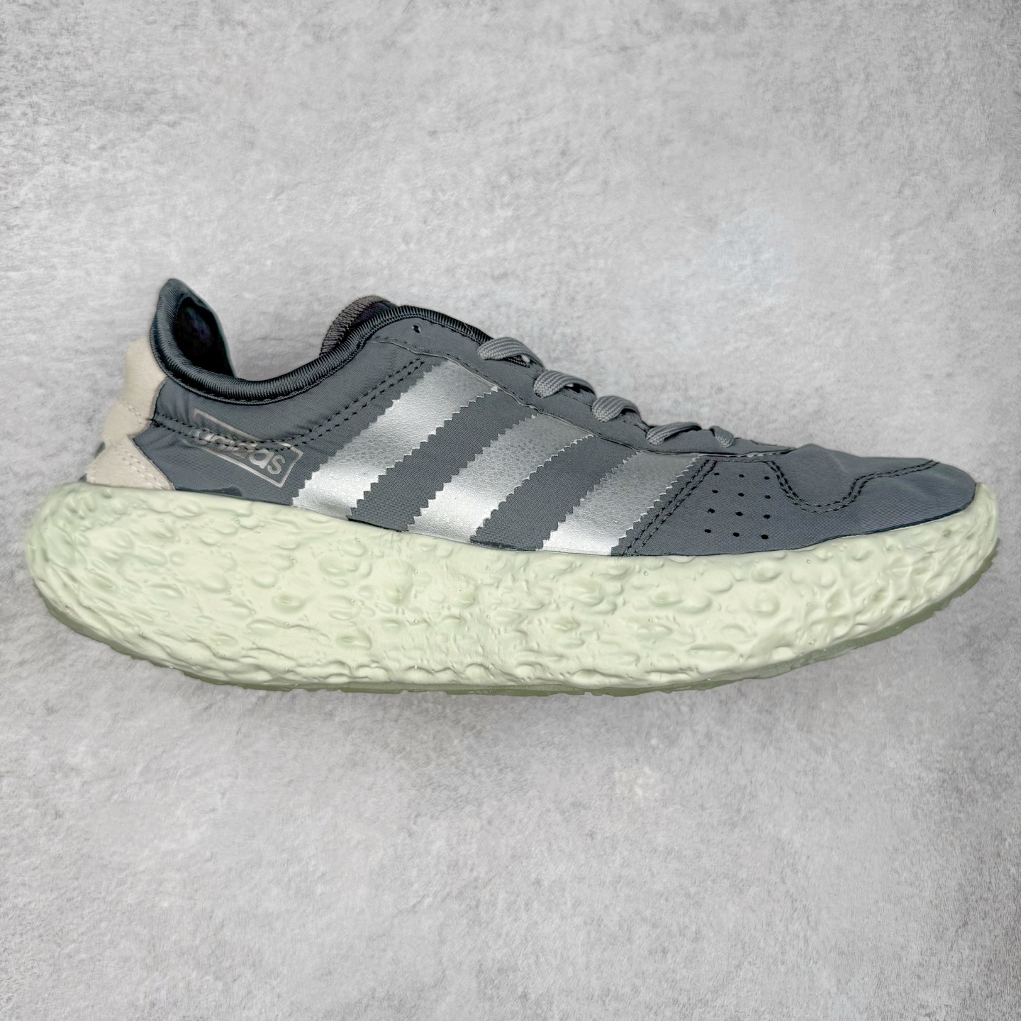 AD Originals Zponge 舒适百搭耐磨透气轻便低帮休闲城市通勤跑步鞋 JQ2547 这款 Zponge经典运动鞋，旨在伴你悠然漫步城市街头。搭载海绵状中底，力求带来如履云端的舒适脚感，助你自在探索前路。采用锦纶和网眼布混搭鞋面，助双脚保持舒爽、畅快前行。另配半透明外底，助你扎实踩地、自信变向。想要舒适与时尚兼备？这款单品正是理想之选。实拍调校N版已经零色差零失真 百分百还原实物色彩所见即所得 不存在货不对板色差等低级问题 选购参考实物拍摄 不混卖不参货 只用心做好货严格选品 承诺混一赔十 尺码：40 40.5 41 42 42.5 43 44 44.5 45-选品中心