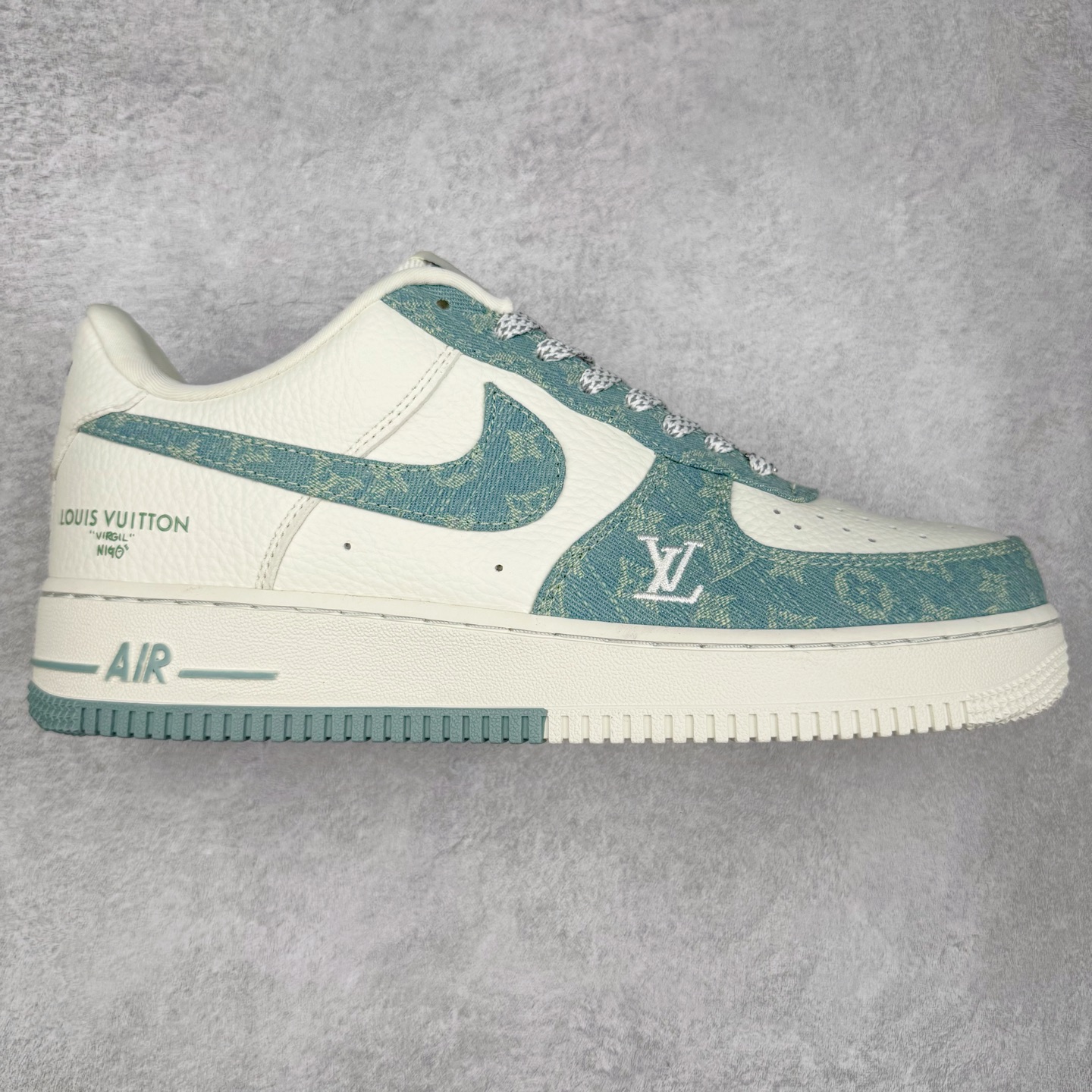 NK Air Force 1´07 Low 空军一号低帮百搭休闲运动板鞋 SC0601-554 柔软、弹性十足的缓震性能和出色的中底设计 横跨复古与现代的外型结合 造就出风靡全球 三十多年的Force 1 直到今天还深受青睐 实拍调校N版已经零色差零失真 百分百还原实物色彩所见即所得 不存在货不对板色差等低级问题 选购参考实物拍摄 不混卖不参货 只用心做好货严格选品 承诺混一赔十 尺码：36 36.5 37.5 38 38.5 39 40 40.5 41 42 42.5 43 44 44.5 45-选品中心