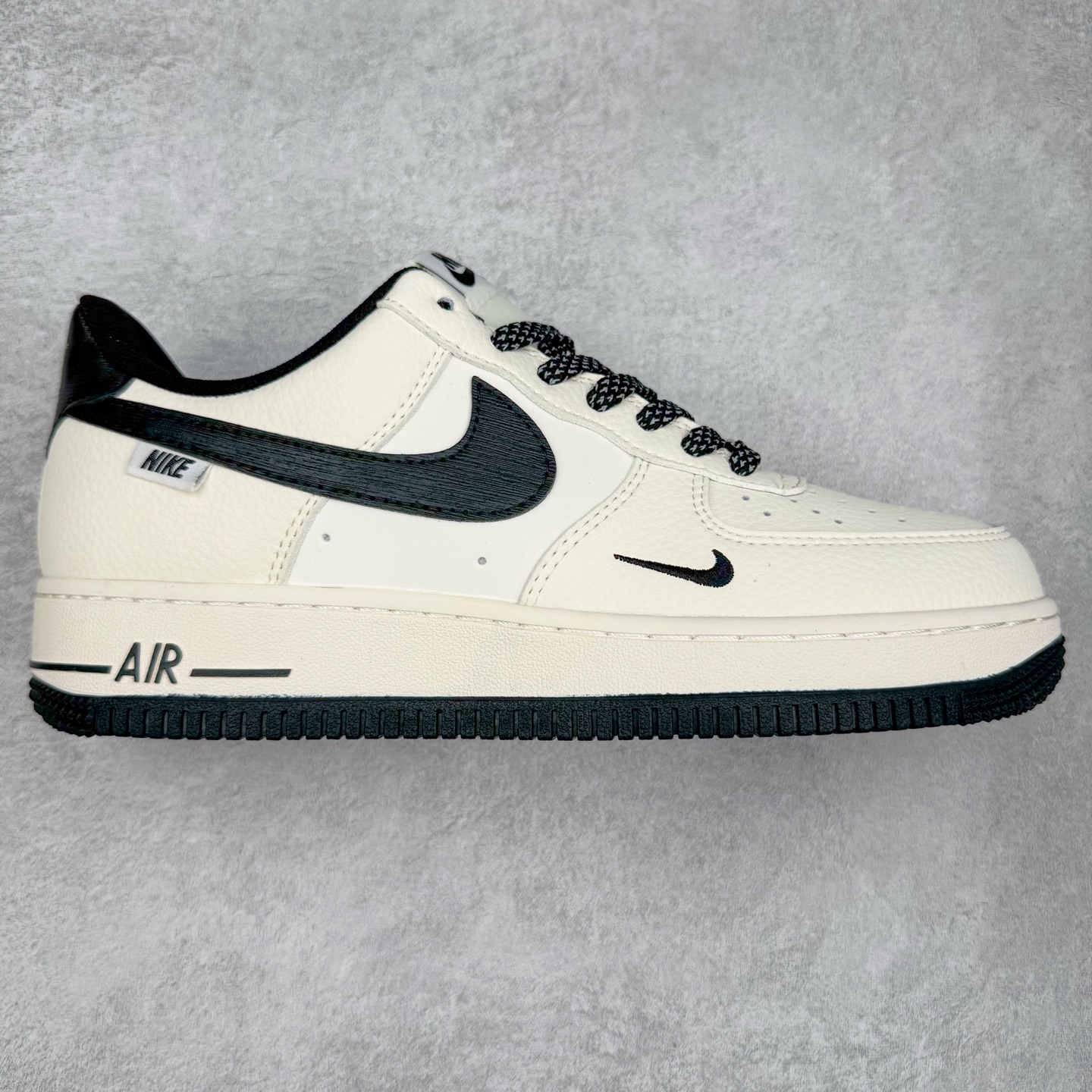 NK Air Force 1´07 Low 空军一号低帮百搭休闲运动板鞋 SM6668-105 柔软、弹性十足的缓震性能和出色的中底设计 横跨复古与现代的外型结合 造就出风靡全球 三十多年的Force 1 直到今天还深受青睐 实拍调校N版已经零色差零失真 百分百还原实物色彩所见即所得 不存在货不对板色差等低级问题 选购参考实物拍摄 不混卖不参货 只用心做好货严格选品 承诺混一赔十 尺码：36 36.5 37.5 38 38.5 39 40 40.5 41 42 42.5 43 44 44.5 45-选品中心