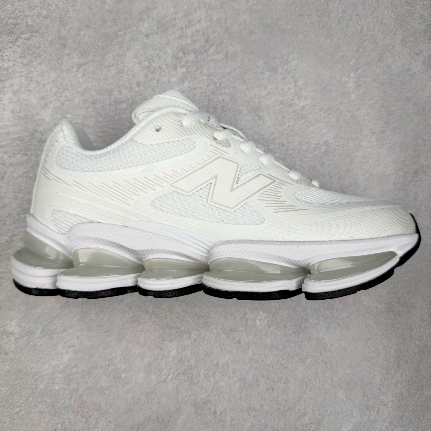 New Balance NB2000 舒适百搭防滑耐磨低帮 休闲跑步鞋 New Balance 在近两年的球鞋市场屡出奇招，在经典鞋型保持进一步增长的同时，推出的每一款新鞋型也都有傲人的战绩。在 327、9060 等鞋型获得成功之后，今天 New Balance 家族又迎来了新鲜血液的注入。这双 New Balance 2000 依然是融合了新旧元素的跑鞋造型，命名为 2000，或许是它的设计理念有着 Y2K 的血统。最大的亮点，在于这双鞋的中底。外侧以五个 ABZORB 单元，带来极具辨识度和冲击力的视觉效果，让这双鞋在外观和脚感方面都颇具吸引力。尺码：36 37 37.5 38 38.5 39 40 40.5 41 42 42.5 43 44 45 46-选品中心