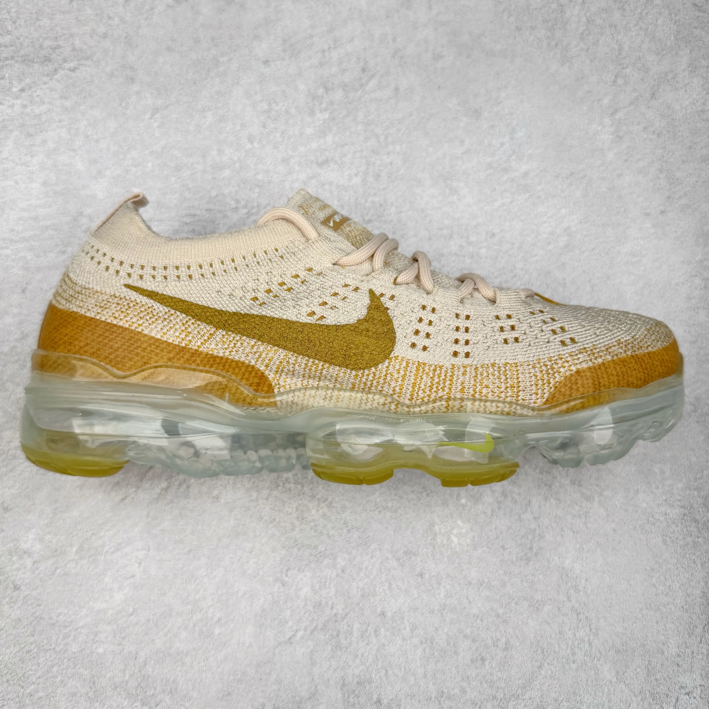 图片[9]-＃纯原福利 NK Air VaporMax 2023 Flyknit FK 2023款大气垫系列低帮针织休闲运动全掌气垫慢跑鞋 原楦原纸版数据开发 采用全新双层纹路织法Flyknit织法编织鞋面材质 搭载原数据开发全掌Air Max球状透明缓震气垫 外置橡胶外底模块 NK Air VaporMax系列自2017年初问世以来 就凭借着独特的设计和超棒的脚感 成为了时尚潮人和跑步爱好者们的心头好 鞋底前侧加入Mini Swoosh 设计 与鞋身相呼应 鞋面采用 Flyknit 材质制成 可以提供出色包裹性的同时 也有着不错的透气效果 最后黄色气垫收尾 完善整双鞋设计 尺码：36 36.5 37.5 38 38.5 39 40 40.5 41 42 42.5 43 44 44.5 45-选品中心