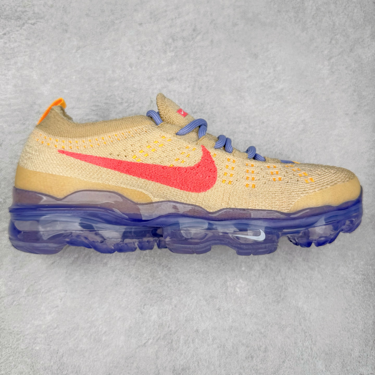 ＃纯原福利 NK Air VaporMax 2023 Flyknit FK 2023款大气垫系列低帮针织休闲运动全掌气垫慢跑鞋 原楦原纸版数据开发 采用全新双层纹路织法Flyknit织法编织鞋面材质 搭载原数据开发全掌Air Max球状透明缓震气垫 外置橡胶外底模块 NK Air VaporMax系列自2017年初问世以来 就凭借着独特的设计和超棒的脚感 成为了时尚潮人和跑步爱好者们的心头好 鞋底前侧加入Mini Swoosh 设计 与鞋身相呼应 鞋面采用 Flyknit 材质制成 可以提供出色包裹性的同时 也有着不错的透气效果 最后黄色气垫收尾 完善整双鞋设计 尺码：36 36.5 37.5 38 38.5 39 40 40.5 41 42 42.5 43 44 44.5 45-选品中心