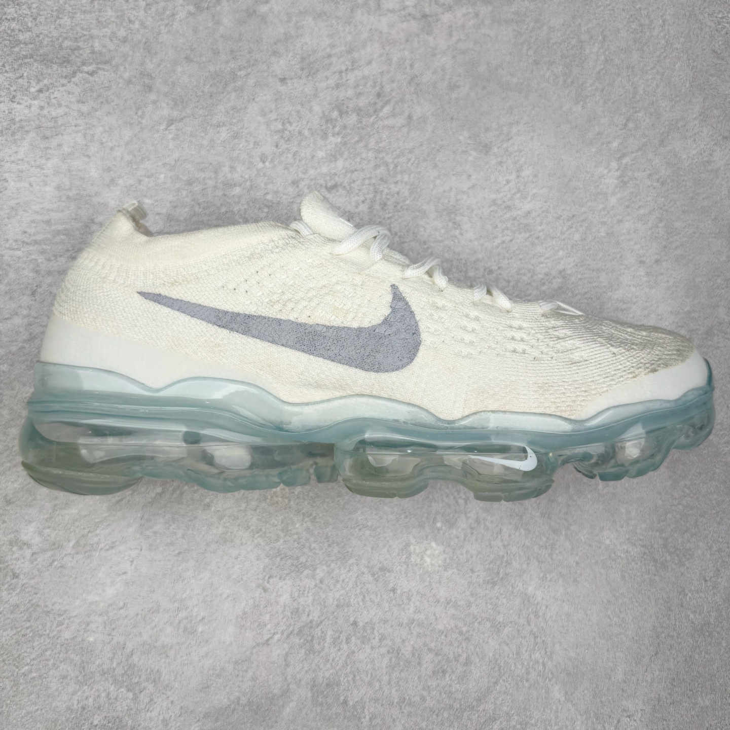 ＃纯原福利 NK Air VaporMax 2023 Flyknit FK 2023款大气垫系列低帮针织休闲运动全掌气垫慢跑鞋 原楦原纸版数据开发 采用全新双层纹路织法Flyknit织法编织鞋面材质 搭载原数据开发全掌Air Max球状透明缓震气垫 外置橡胶外底模块 NK Air VaporMax系列自2017年初问世以来 就凭借着独特的设计和超棒的脚感 成为了时尚潮人和跑步爱好者们的心头好 鞋底前侧加入Mini Swoosh 设计 与鞋身相呼应 鞋面采用 Flyknit 材质制成 可以提供出色包裹性的同时 也有着不错的透气效果 最后黄色气垫收尾 完善整双鞋设计 尺码：36 36.5 37.5 38 38.5 39 40 40.5 41 42 42.5 43 44 44.5 45-选品中心