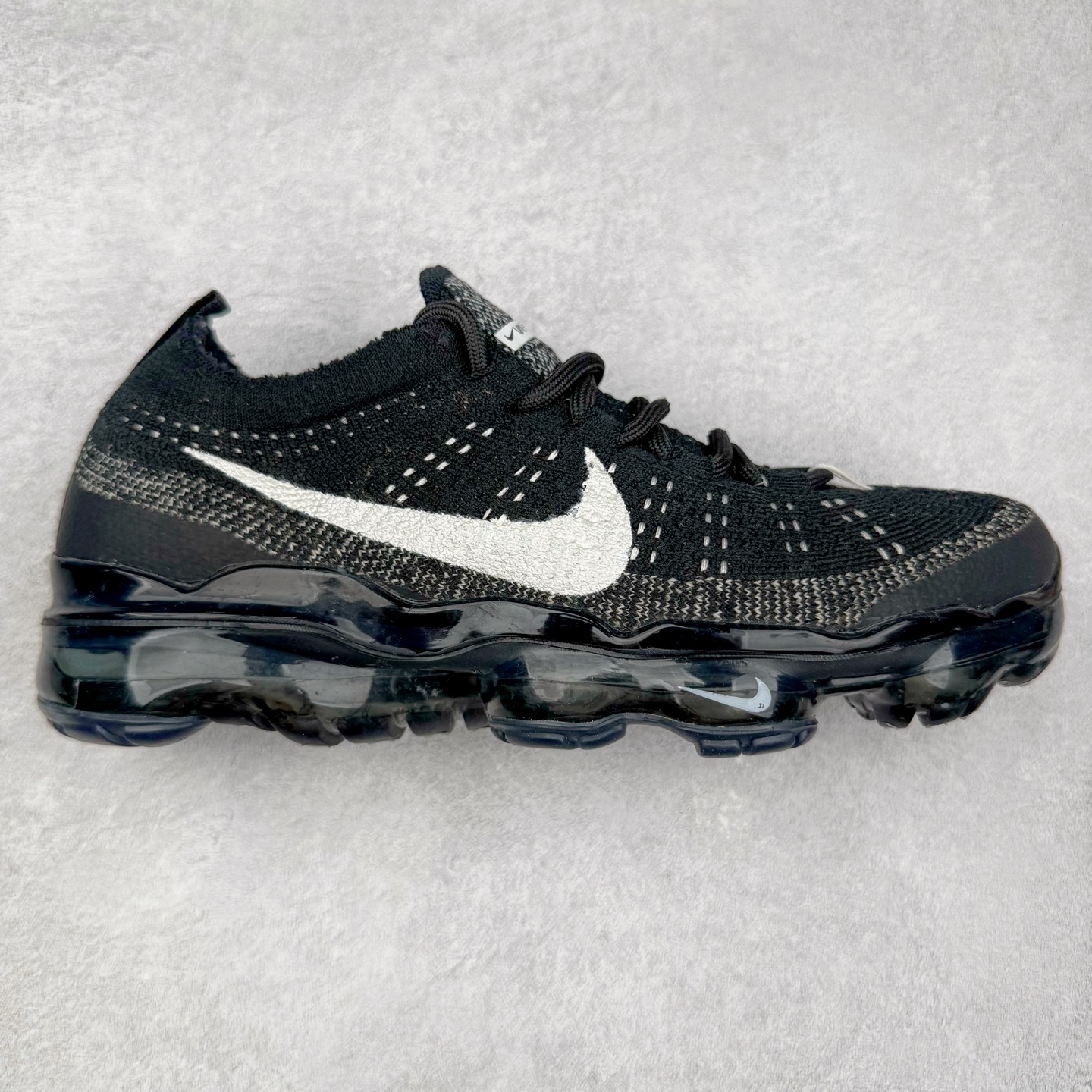 ＃纯原福利 NK Air VaporMax 2023 Flyknit FK 2023款大气垫系列低帮针织休闲运动全掌气垫慢跑鞋 原楦原纸版数据开发 采用全新双层纹路织法Flyknit织法编织鞋面材质 搭载原数据开发全掌Air Max球状透明缓震气垫 外置橡胶外底模块 NK Air VaporMax系列自2017年初问世以来 就凭借着独特的设计和超棒的脚感 成为了时尚潮人和跑步爱好者们的心头好 鞋底前侧加入Mini Swoosh 设计 与鞋身相呼应 鞋面采用 Flyknit 材质制成 可以提供出色包裹性的同时 也有着不错的透气效果 最后黄色气垫收尾 完善整双鞋设计 尺码：36 36.5 37.5 38 38.5 39 40 40.5 41 42 42.5 43 44 44.5 45-选品中心
