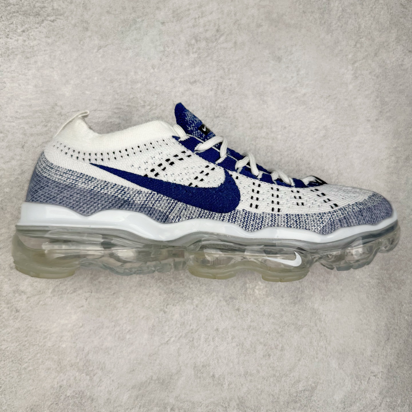 ＃纯原福利 NK Air VaporMax 2023 Flyknit FK 2023款大气垫系列低帮针织休闲运动全掌气垫慢跑鞋 原楦原纸版数据开发 采用全新双层纹路织法Flyknit织法编织鞋面材质 搭载原数据开发全掌Air Max球状透明缓震气垫 外置橡胶外底模块 NK Air VaporMax系列自2017年初问世以来 就凭借着独特的设计和超棒的脚感 成为了时尚潮人和跑步爱好者们的心头好 鞋底前侧加入Mini Swoosh 设计 与鞋身相呼应 鞋面采用 Flyknit 材质制成 可以提供出色包裹性的同时 也有着不错的透气效果 最后黄色气垫收尾 完善整双鞋设计 尺码：36 36.5 37.5 38 38.5 39 40 40.5 41 42 42.5 43 44 44.5 45-选品中心