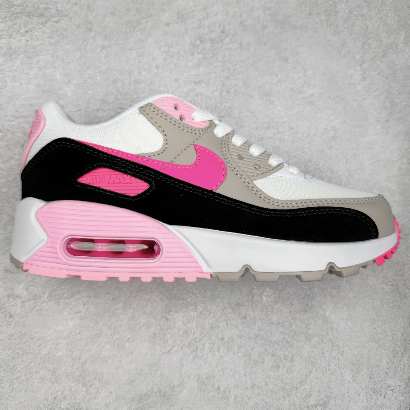 ＃MX版 NK Air MAX 90 气垫复古减震跑步鞋 DM3051-100 经典重温 独家陆续补货 外单专供大厂出品 品质稳定 一百余色 终端操作 Air Max 90于1990年推出 来自Air Max系列 在Air Max 1的基础上改进而得 增加了气垫面积 外型上也更为流线 最特別的就是加入了菱纹塑胶嵌板 为Air Max 90增添了许多潮流气息 皮革鞋面 造就出色耐穿性和支撑力 Max Air缓震配置搭配泡棉中底 令Air Max 90轻盈而舒适 华夫格橡胶外底 铸就Air Max 90非凡的抓地力 而Air Max 90不仅是一双跑鞋 它成功跨越了时间的演进 成为了球鞋文化与潮流圈中最熟为人知的鞋款之一 尺码：36 36.5 37.5 38 38.5 39 40 40.5 41 42 42.5 43 44 44.5 45-选品中心