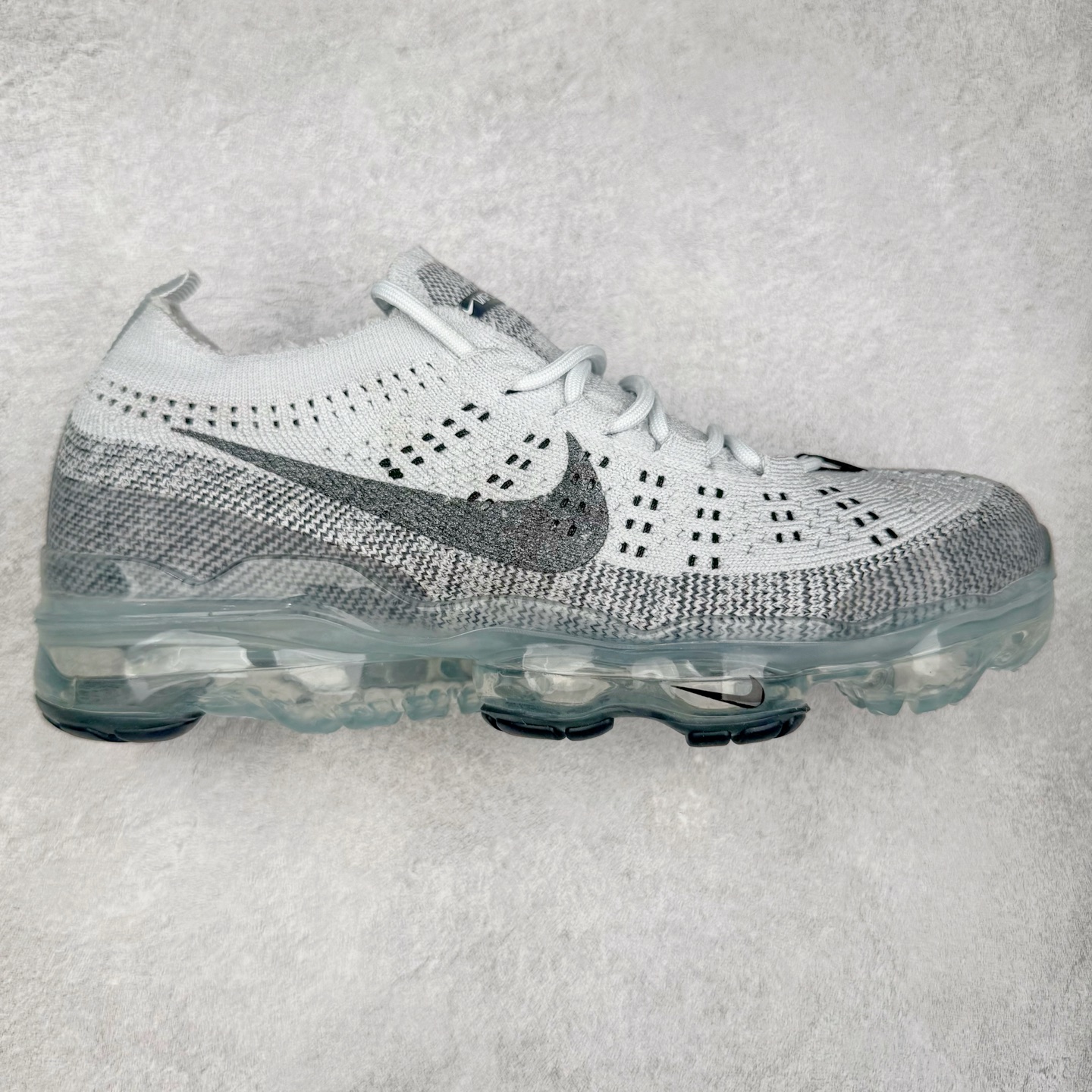 图片[4]-＃纯原福利 NK Air VaporMax 2023 Flyknit FK 2023款大气垫系列低帮针织休闲运动全掌气垫慢跑鞋 原楦原纸版数据开发 采用全新双层纹路织法Flyknit织法编织鞋面材质 搭载原数据开发全掌Air Max球状透明缓震气垫 外置橡胶外底模块 NK Air VaporMax系列自2017年初问世以来 就凭借着独特的设计和超棒的脚感 成为了时尚潮人和跑步爱好者们的心头好 鞋底前侧加入Mini Swoosh 设计 与鞋身相呼应 鞋面采用 Flyknit 材质制成 可以提供出色包裹性的同时 也有着不错的透气效果 最后黄色气垫收尾 完善整双鞋设计 尺码：36 36.5 37.5 38 38.5 39 40 40.5 41 42 42.5 43 44 44.5 45-选品中心