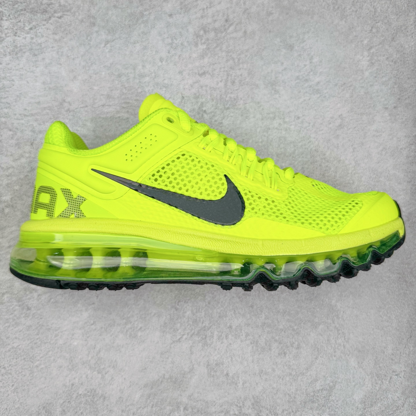 NK Air Max 2013 经典舒适时尚耐磨透气低帮气垫跑步鞋 HF3660-700 携时尚设计闪亮回归 出众有型 采用网眼布细节和运动风无缝覆面 助你保持清爽感受 塑就焕新造型 经典 Flywire 设计搭配经典全掌型 Max Air 缓震配置 缔造出众舒适感和支撑效果实拍调校N版已经零色差零失真 百分百还原实物色彩所见即所得 不存在货不对板色差等低级问题 选购参考实物拍摄 不混卖不参货 只用心做好货严格选品 承诺混一赔十 尺码：36 36.5 37.5 38 38.5 39 40 40.5 41 42 42.5 43 44 44.5 45 46-选品中心