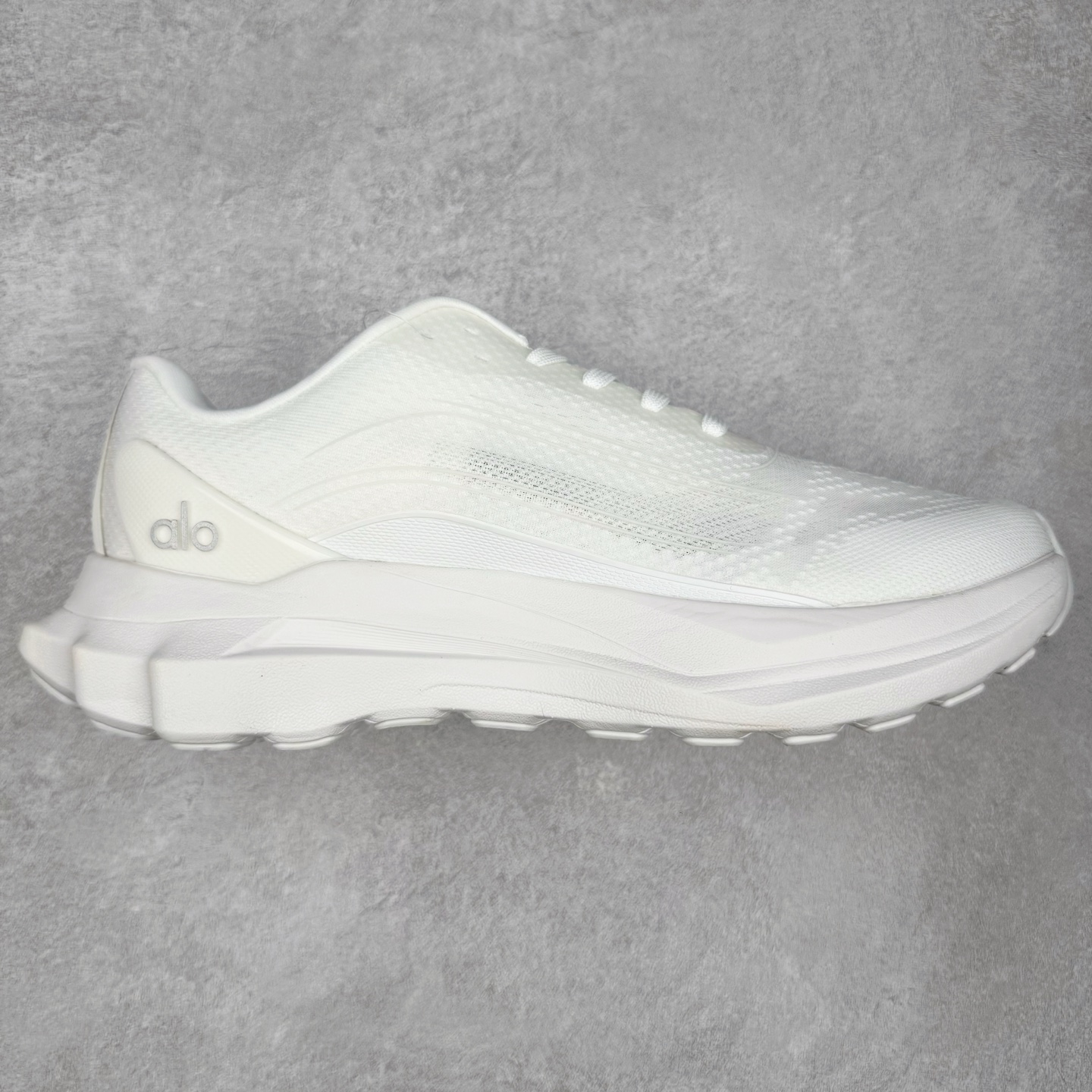 ＃福利特价 Alo yoga Alo Runner 舒适百搭防滑耐磨低帮跑步鞋 Alo Yoga于2007年创立于洛杉矶，意在传播有意识的运动，同时激发人们的健康意识与创造力。品牌的核心理念在于制作能够带来完美体验的瑜伽服饰与功能性单品，让有意识的运动触入并改变生活。Alo Yoga将其设计延伸到日常服饰概念，坚持不懈地捕捉当代时尚潮流，将品牌的运动美学理念、精致前卫的设计与舒适功能面料完美结合。与此同时，Alo Yoga的设计受到了时尚界人士与名人们的追捧，Talor Swift、Kendall Jenner等街拍照片中都曾出现品牌不同单品的身影。尺码：36 36.5 37.5 38 38.5 39 40 40.5 41 42 42.5 43 44 44.5 45-选品中心