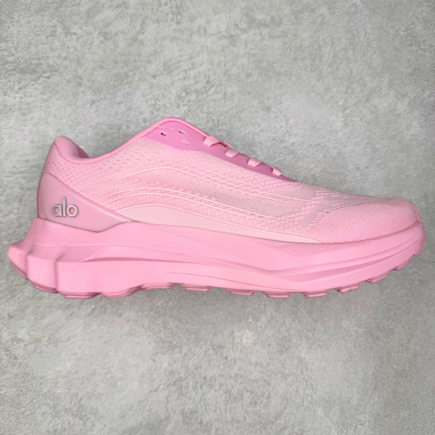 图片[2]-＃福利特价 Alo yoga Alo Runner 舒适百搭防滑耐磨低帮跑步鞋 Alo Yoga于2007年创立于洛杉矶，意在传播有意识的运动，同时激发人们的健康意识与创造力。品牌的核心理念在于制作能够带来完美体验的瑜伽服饰与功能性单品，让有意识的运动触入并改变生活。Alo Yoga将其设计延伸到日常服饰概念，坚持不懈地捕捉当代时尚潮流，将品牌的运动美学理念、精致前卫的设计与舒适功能面料完美结合。与此同时，Alo Yoga的设计受到了时尚界人士与名人们的追捧，Talor Swift、Kendall Jenner等街拍照片中都曾出现品牌不同单品的身影。尺码：36 36.5 37.5 38 38.5 39 40 40.5 41 42 42.5 43 44 44.5 45-选品中心