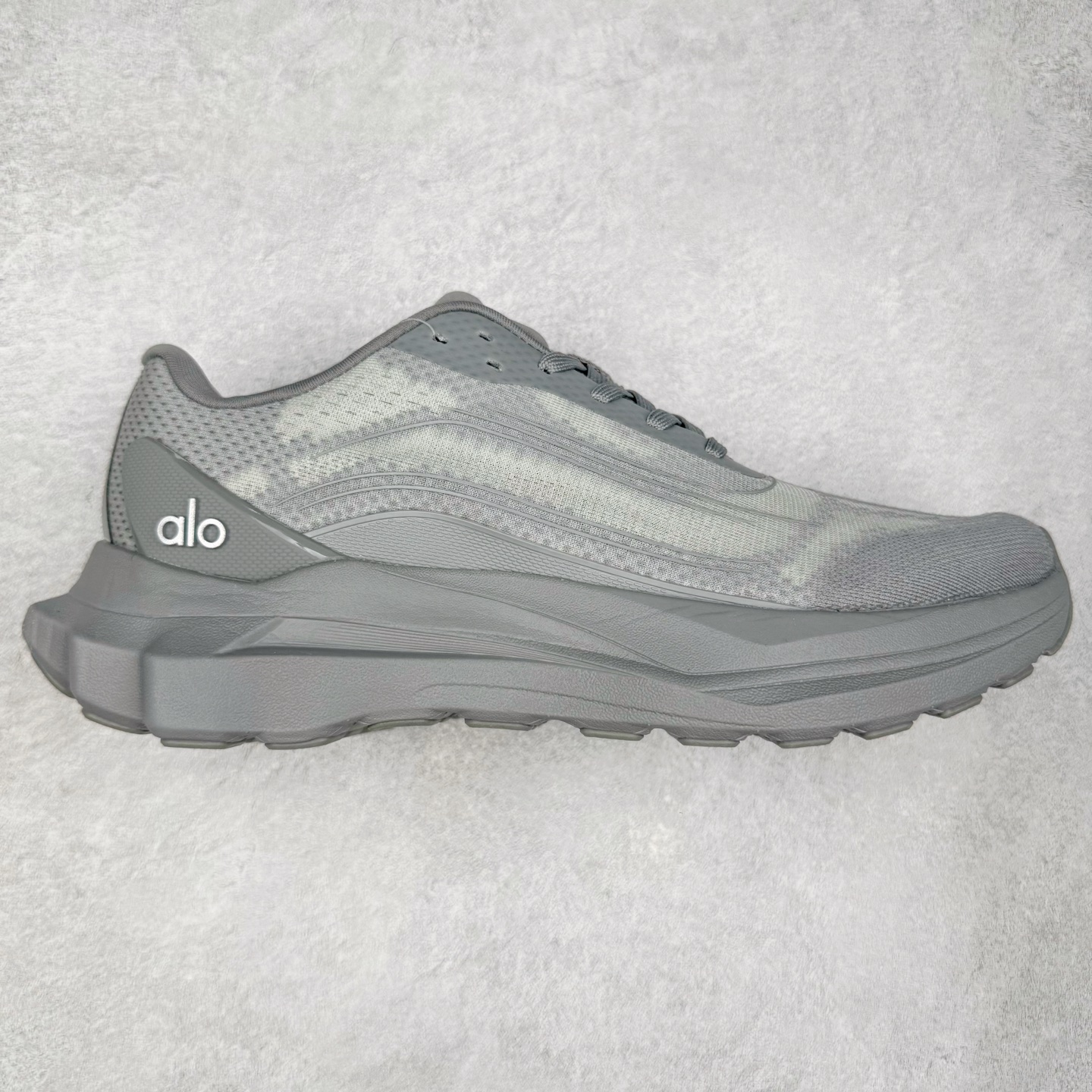 图片[4]-＃福利特价 Alo yoga Alo Runner 舒适百搭防滑耐磨低帮跑步鞋 Alo Yoga于2007年创立于洛杉矶，意在传播有意识的运动，同时激发人们的健康意识与创造力。品牌的核心理念在于制作能够带来完美体验的瑜伽服饰与功能性单品，让有意识的运动触入并改变生活。Alo Yoga将其设计延伸到日常服饰概念，坚持不懈地捕捉当代时尚潮流，将品牌的运动美学理念、精致前卫的设计与舒适功能面料完美结合。与此同时，Alo Yoga的设计受到了时尚界人士与名人们的追捧，Talor Swift、Kendall Jenner等街拍照片中都曾出现品牌不同单品的身影。尺码：36 36.5 37.5 38 38.5 39 40 40.5 41 42 42.5 43 44 44.5 45-选品中心