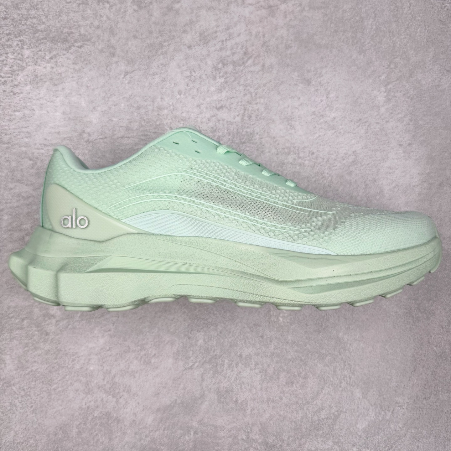 图片[7]-＃福利特价 Alo yoga Alo Runner 舒适百搭防滑耐磨低帮跑步鞋 Alo Yoga于2007年创立于洛杉矶，意在传播有意识的运动，同时激发人们的健康意识与创造力。品牌的核心理念在于制作能够带来完美体验的瑜伽服饰与功能性单品，让有意识的运动触入并改变生活。Alo Yoga将其设计延伸到日常服饰概念，坚持不懈地捕捉当代时尚潮流，将品牌的运动美学理念、精致前卫的设计与舒适功能面料完美结合。与此同时，Alo Yoga的设计受到了时尚界人士与名人们的追捧，Talor Swift、Kendall Jenner等街拍照片中都曾出现品牌不同单品的身影。尺码：36 36.5 37.5 38 38.5 39 40 40.5 41 42 42.5 43 44 44.5 45-选品中心