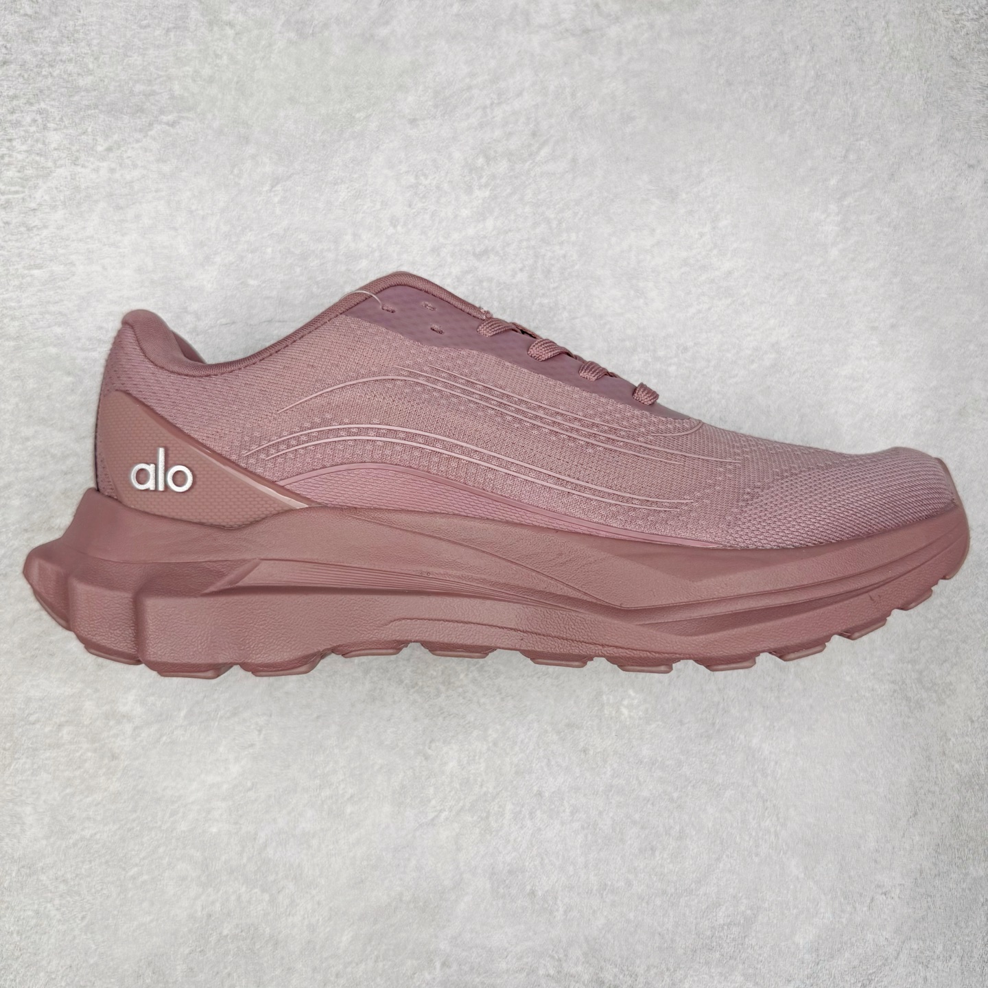 图片[10]-＃福利特价 Alo yoga Alo Runner 舒适百搭防滑耐磨低帮跑步鞋 Alo Yoga于2007年创立于洛杉矶，意在传播有意识的运动，同时激发人们的健康意识与创造力。品牌的核心理念在于制作能够带来完美体验的瑜伽服饰与功能性单品，让有意识的运动触入并改变生活。Alo Yoga将其设计延伸到日常服饰概念，坚持不懈地捕捉当代时尚潮流，将品牌的运动美学理念、精致前卫的设计与舒适功能面料完美结合。与此同时，Alo Yoga的设计受到了时尚界人士与名人们的追捧，Talor Swift、Kendall Jenner等街拍照片中都曾出现品牌不同单品的身影。尺码：36 36.5 37.5 38 38.5 39 40 40.5 41 42 42.5 43 44 44.5 45-选品中心