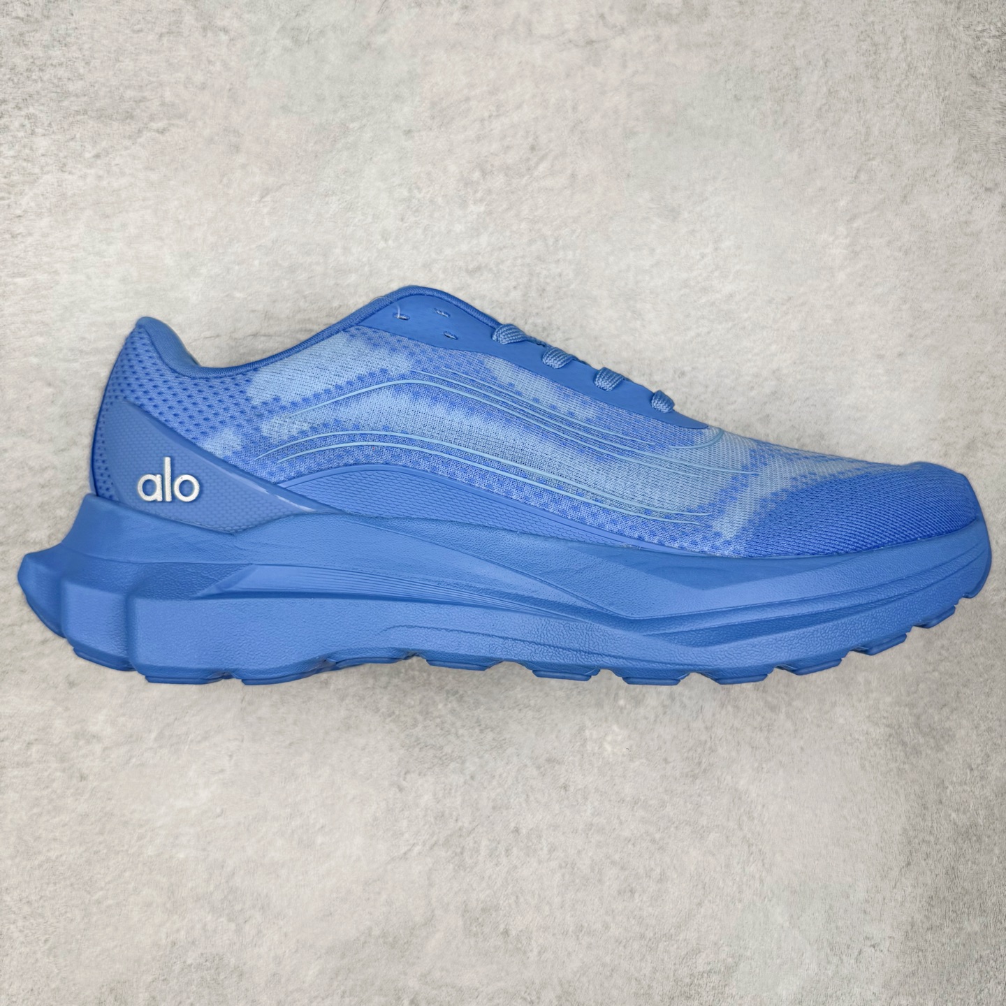图片[8]-＃福利特价 Alo yoga Alo Runner 舒适百搭防滑耐磨低帮跑步鞋 Alo Yoga于2007年创立于洛杉矶，意在传播有意识的运动，同时激发人们的健康意识与创造力。品牌的核心理念在于制作能够带来完美体验的瑜伽服饰与功能性单品，让有意识的运动触入并改变生活。Alo Yoga将其设计延伸到日常服饰概念，坚持不懈地捕捉当代时尚潮流，将品牌的运动美学理念、精致前卫的设计与舒适功能面料完美结合。与此同时，Alo Yoga的设计受到了时尚界人士与名人们的追捧，Talor Swift、Kendall Jenner等街拍照片中都曾出现品牌不同单品的身影。尺码：36 36.5 37.5 38 38.5 39 40 40.5 41 42 42.5 43 44 44.5 45-选品中心